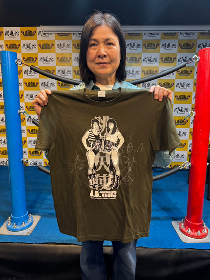 【直筆Wサイン入り】JBエンジェルス(立野記代＆山崎五紀)「跳爆天使」イラストTシャツ(モスグリーン)