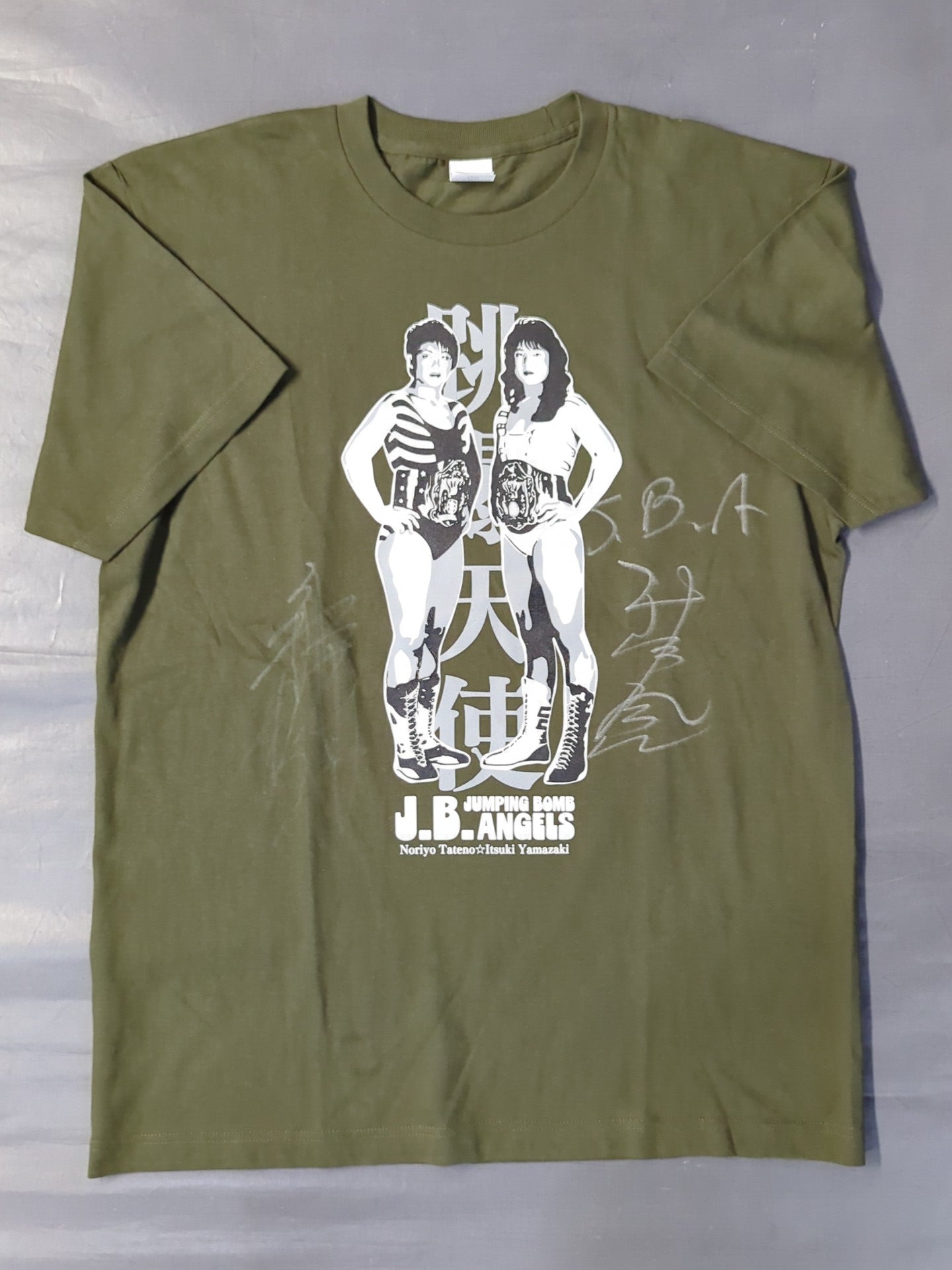 【直筆Wサイン入り】JBエンジェルス(立野記代＆山崎五紀)「跳爆天使」イラストTシャツ(モスグリーン)