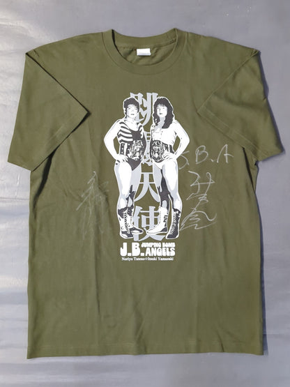 【直筆Wサイン入り】JBエンジェルス(立野記代＆山崎五紀)「跳爆天使」イラストTシャツ(モスグリーン)