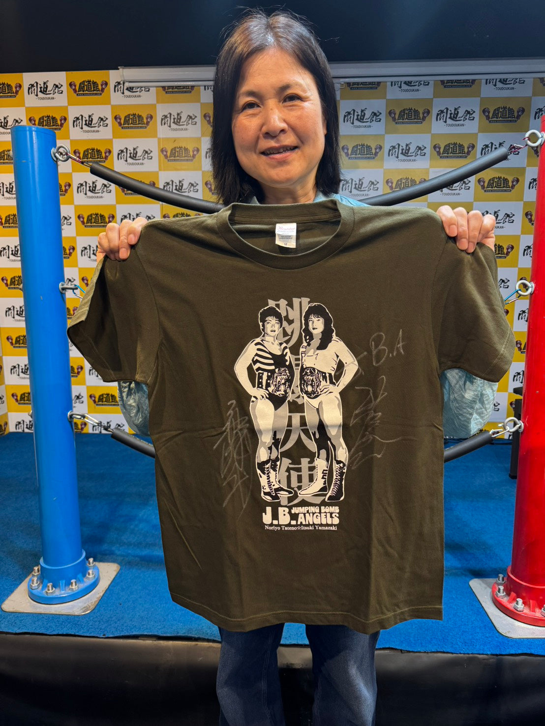 【直筆Wサイン入り】JBエンジェルス(立野記代＆山崎五紀)「跳爆天使」イラストTシャツ(モスグリーン)