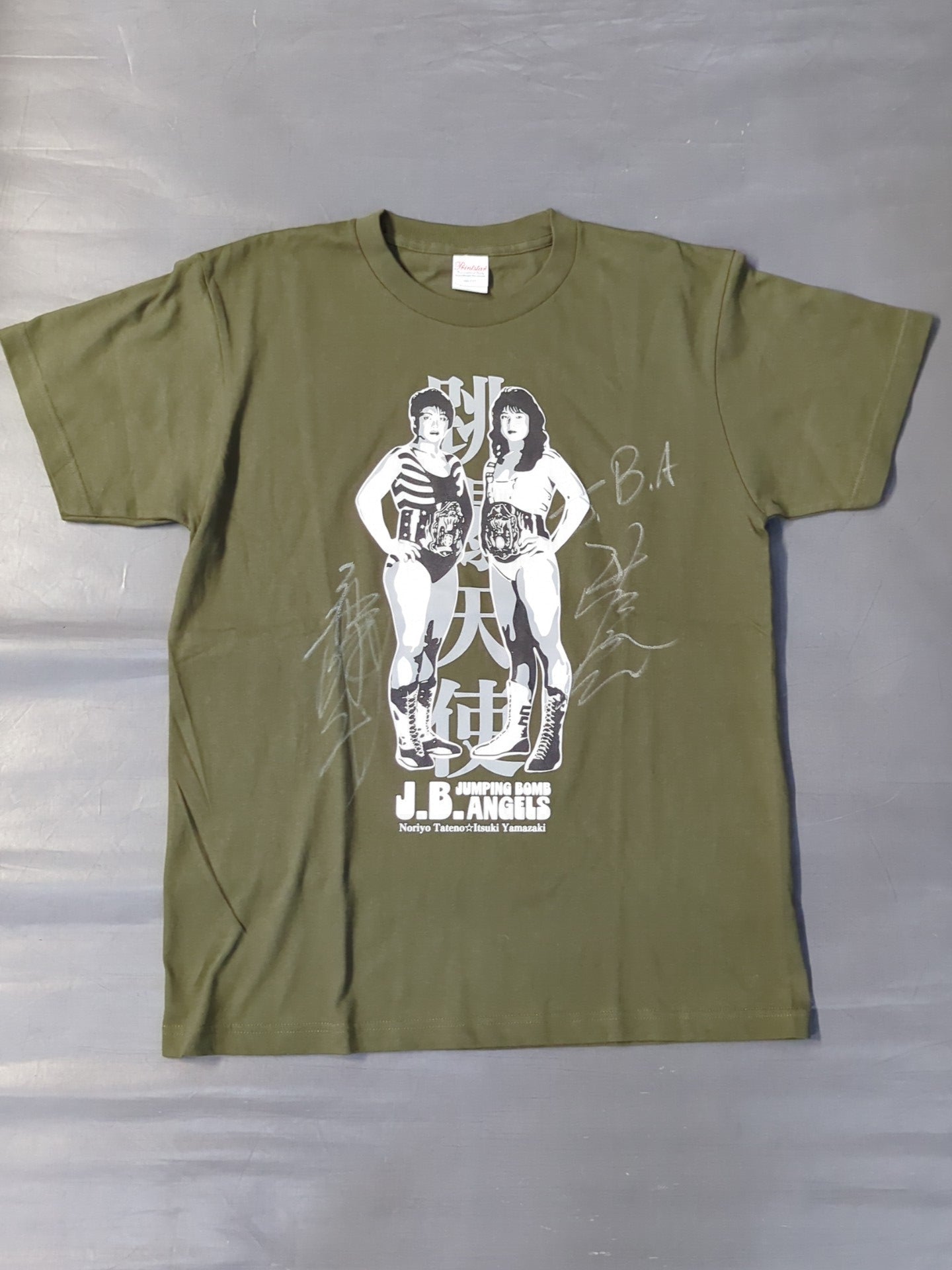 【直筆Wサイン入り】JBエンジェルス(立野記代＆山崎五紀)「跳爆天使」イラストTシャツ(モスグリーン)