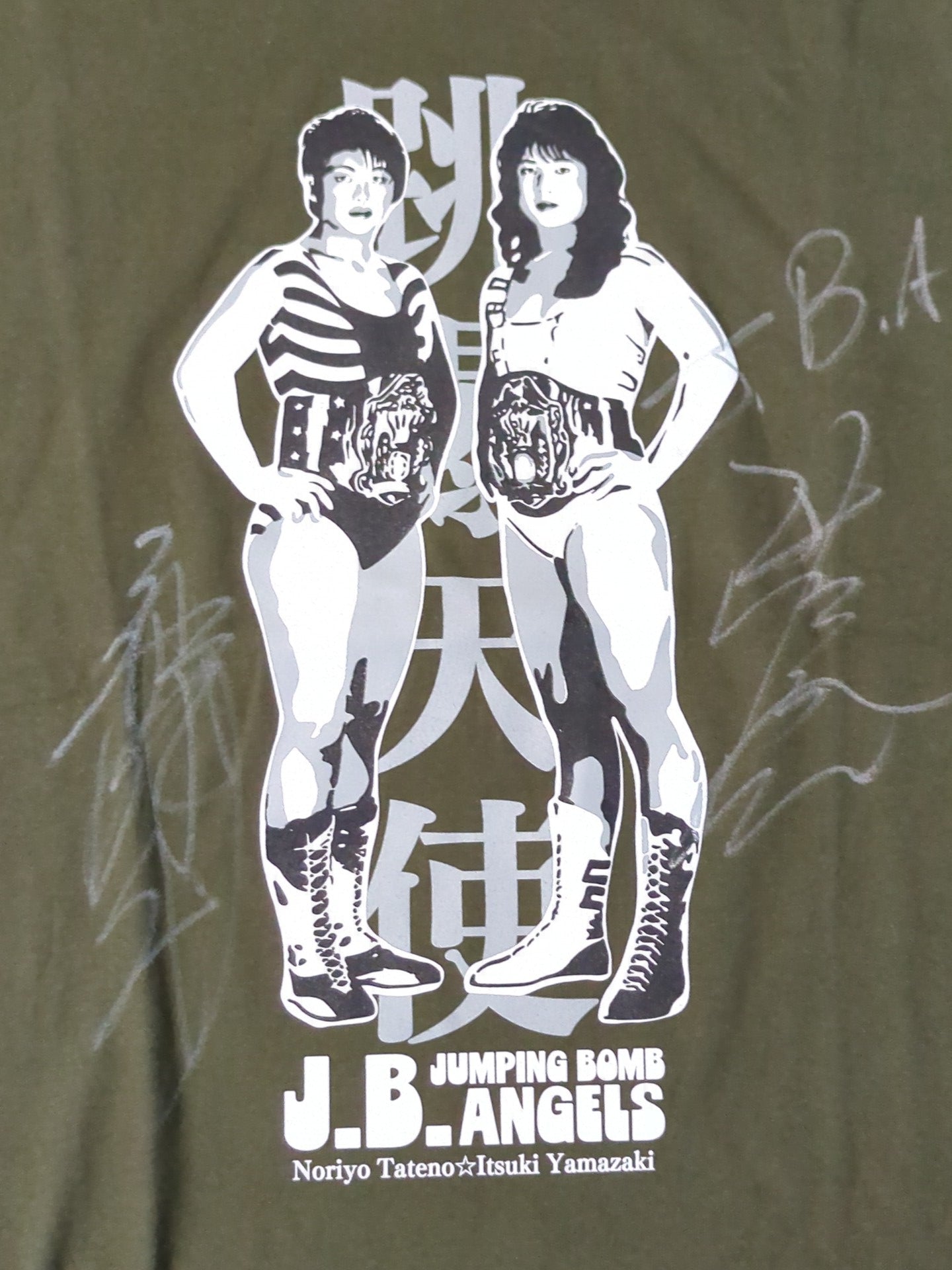 【直筆Wサイン入り】JBエンジェルス(立野記代＆山崎五紀)「跳爆天使」イラストTシャツ(モスグリーン)