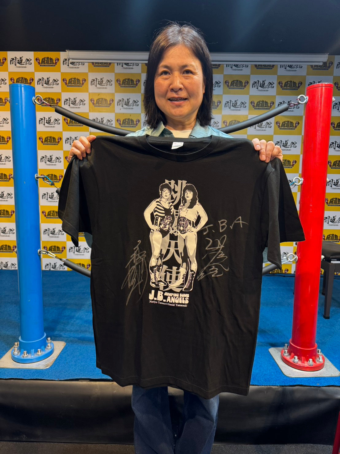 【直筆Wサイン入り】JBエンジェルス(立野記代＆山崎五紀)「跳爆天使」イラストTシャツ(ブラック)
