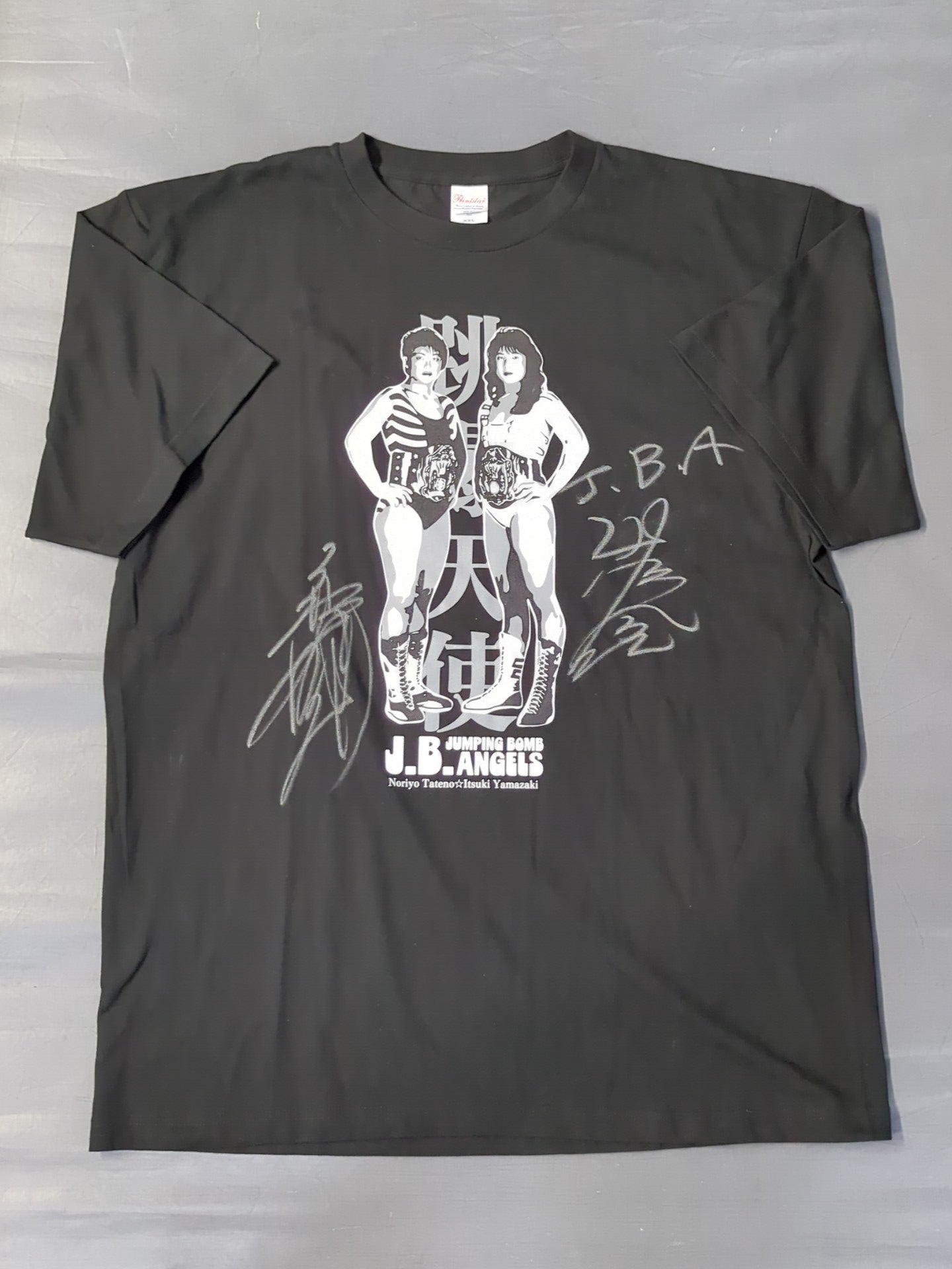 【直筆Wサイン入り】JBエンジェルス(立野記代＆山崎五紀)「跳爆天使」イラストTシャツ(ブラック)