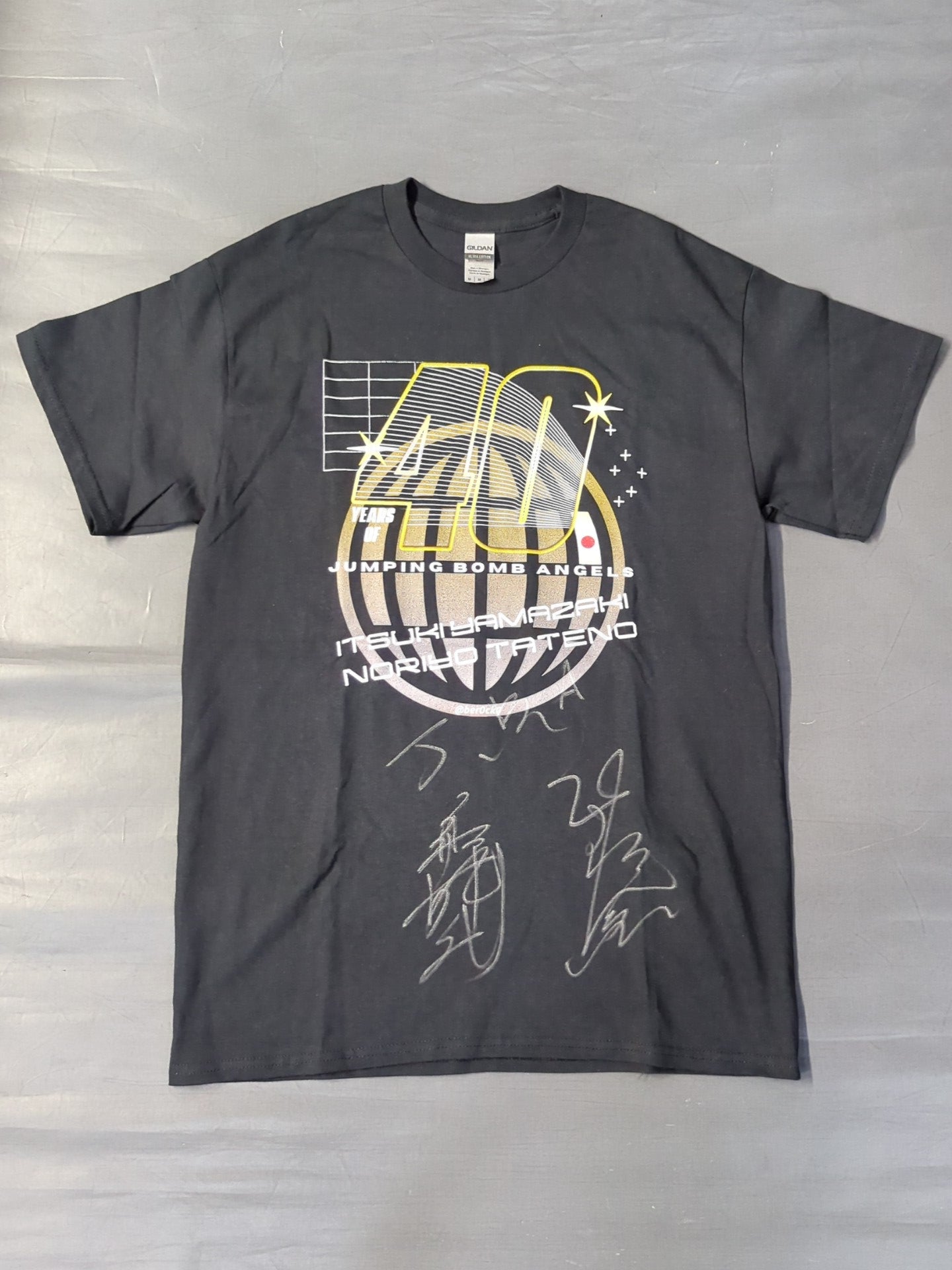 【2 hand signed autographs 】Jumping Bomb Angels ( Noriyo Tateno &Itsuki Yamazaki "40th Anniversary" T-shirt