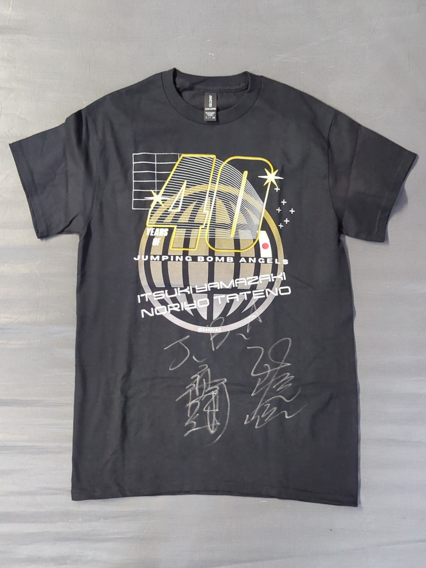 【2 hand signed autographs 】Jumping Bomb Angels ( Noriyo Tateno &Itsuki Yamazaki "40th Anniversary" T-shirt