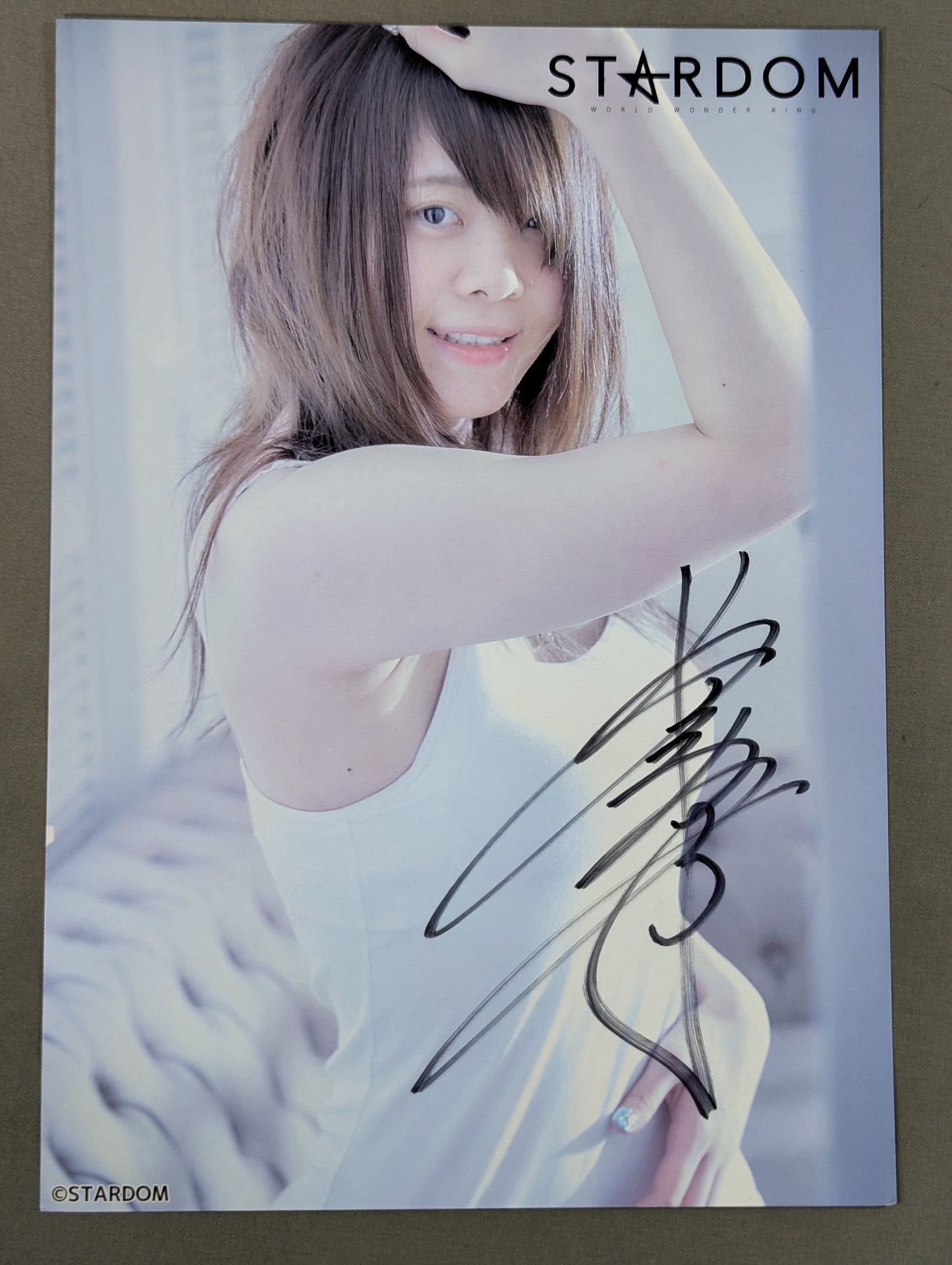岩谷麻優 直筆サイン入り スターダムポートレート(W-3)