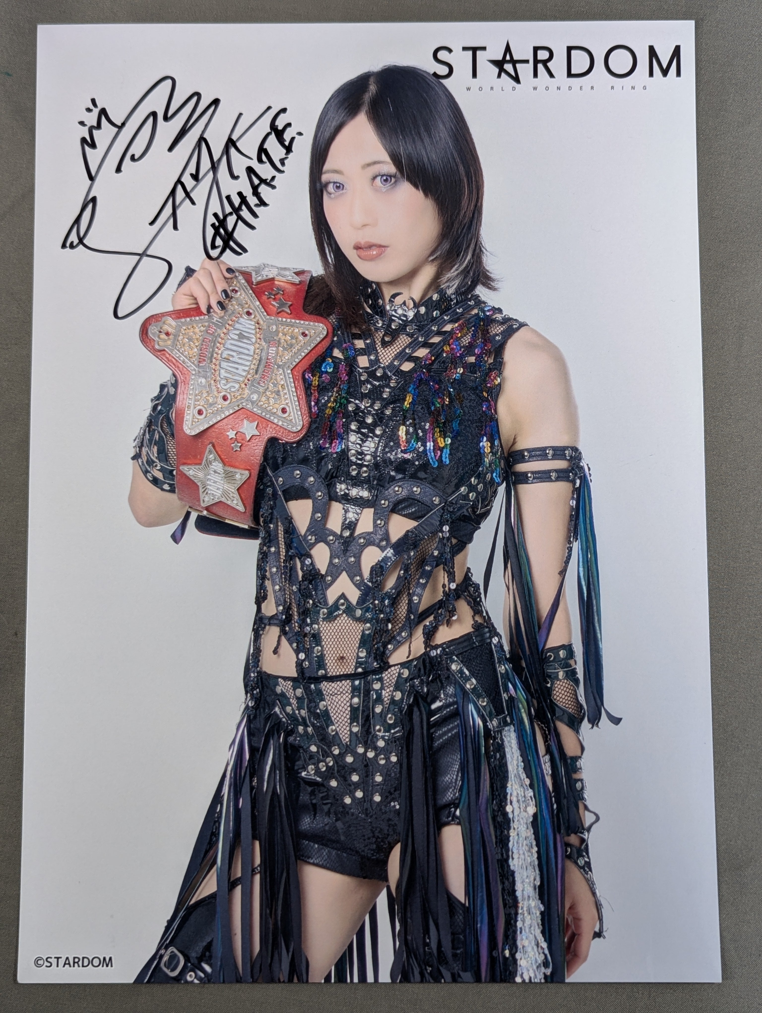 上谷沙弥 直筆サイン入り スターダムポートレート(C-2) – 闘道館