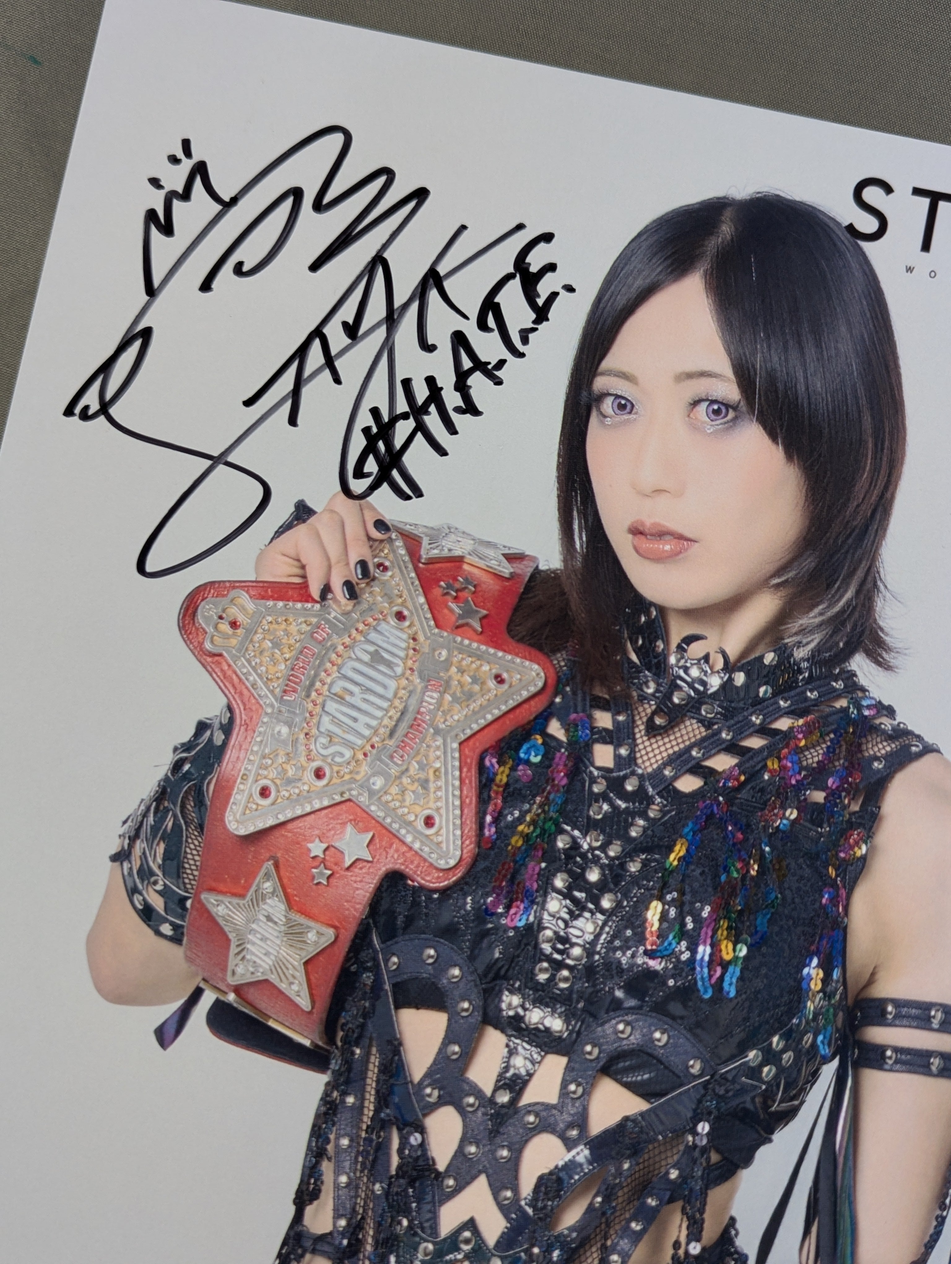 上谷沙弥 直筆サイン入り スターダムポートレート(C-2) – 闘道館