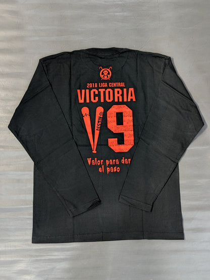 Hiroshima Toyo Carp × Tetsuya Naito Collaboration V9 Long Sleeve T-Shirt (Black)