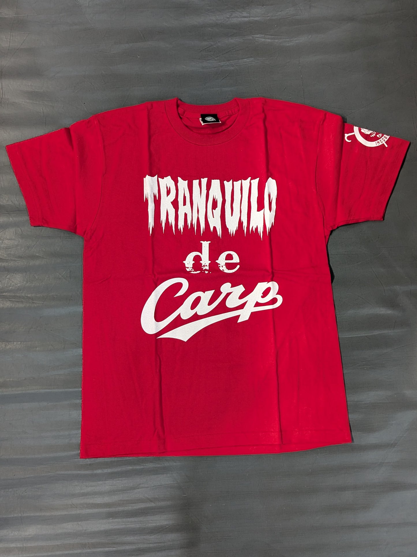 Hiroshima Toyo Carp × Tetsuya Naito "TRANQUILO de Carp" T-shirt (red)
