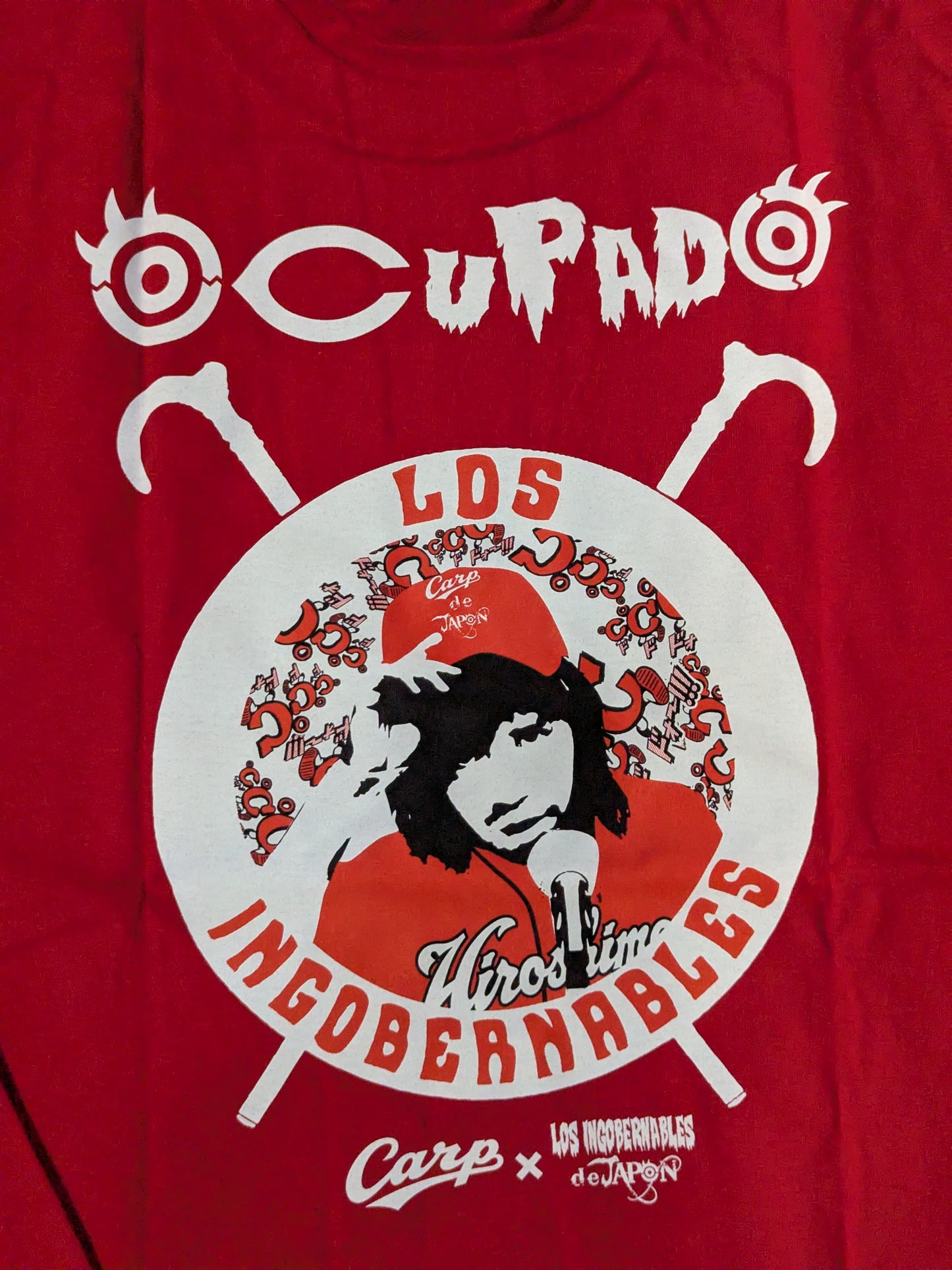 Hiroshima Toyo Carp × Tetsuya Naito "TRANQUILO de Carp" T-shirt (red)