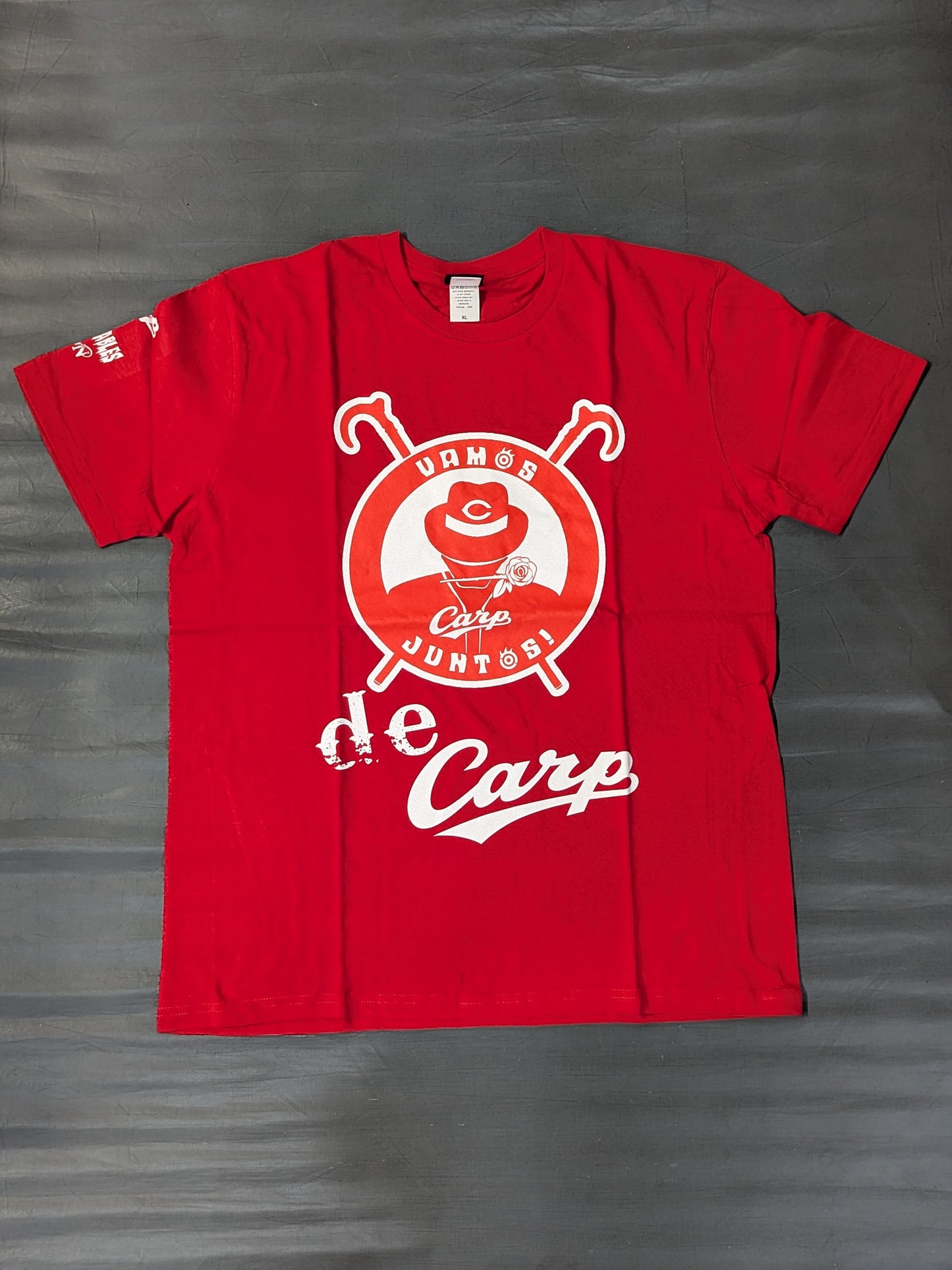 Hiroshima Toyo Carp ×Tetsuya Naito "VAMOS JUNTOS!" T-shirt (red)