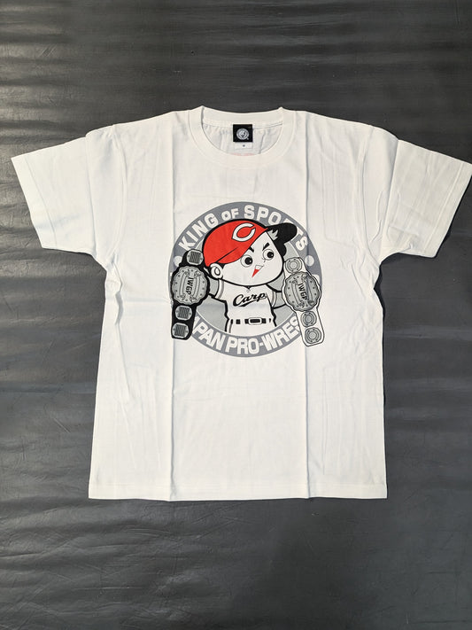 広島東洋カープ×内藤哲也「2C7070245」コラボTシャツ(ホワイト×モノクロ)