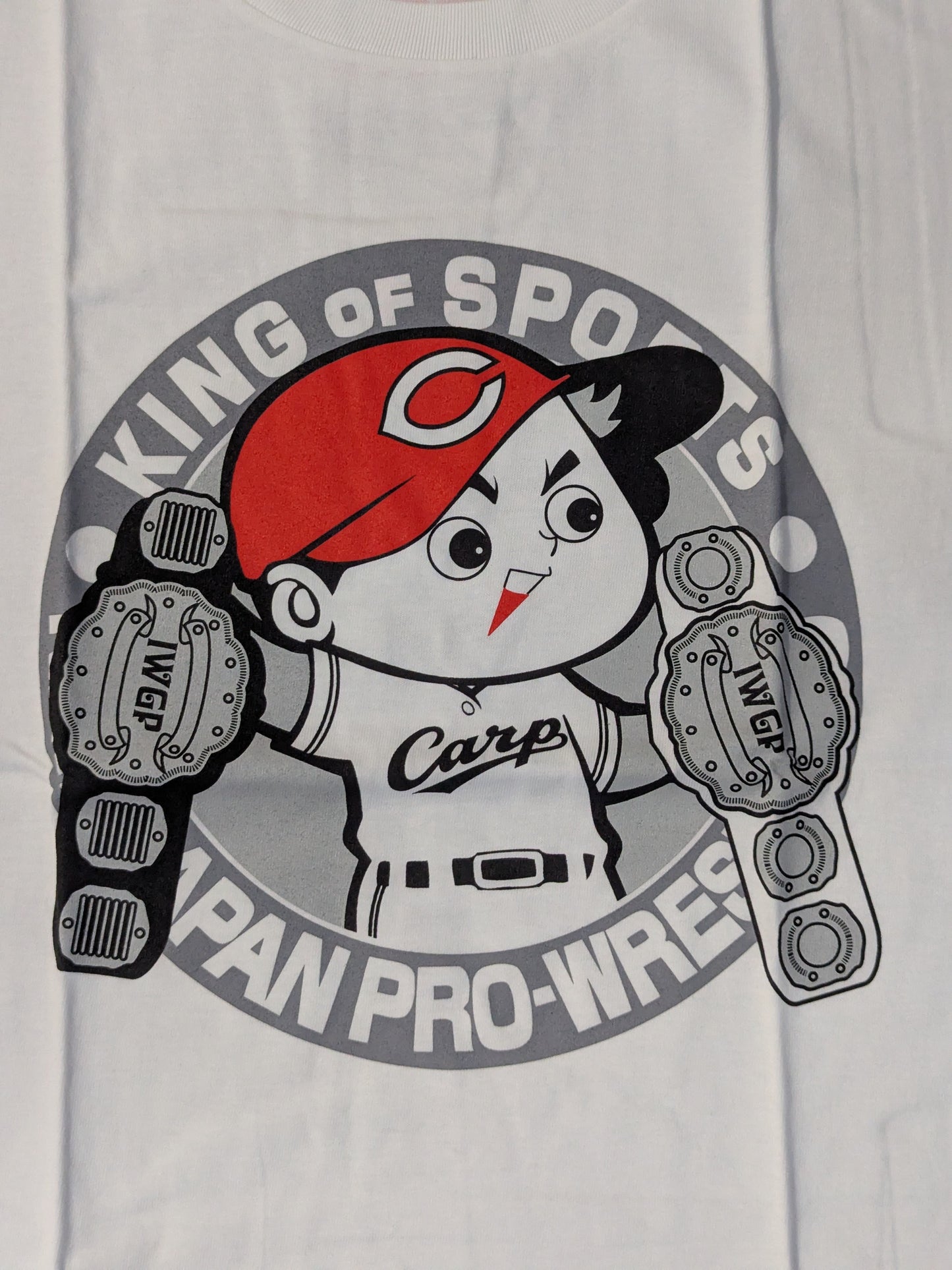 Hiroshima Toyo Carp × Tetsuya Naito "2C7070245" collaboration T-shirt (white× monochrome)