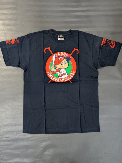 Hiroshima Toyo Carp × Tetsuya Naito "TRANQUILO de Carp" T-shirt (navy)