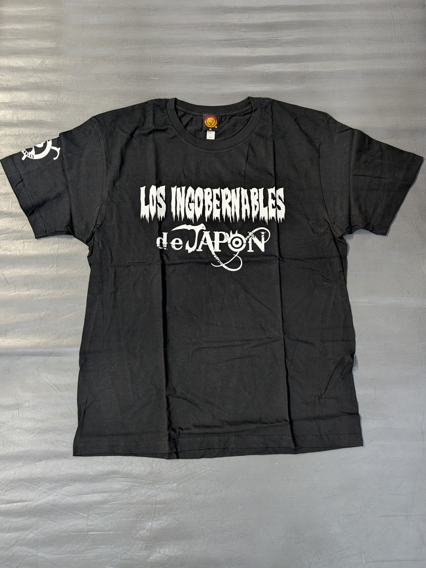 LOS INGOBERNABLES de JAPON  T-shirt (black× white)