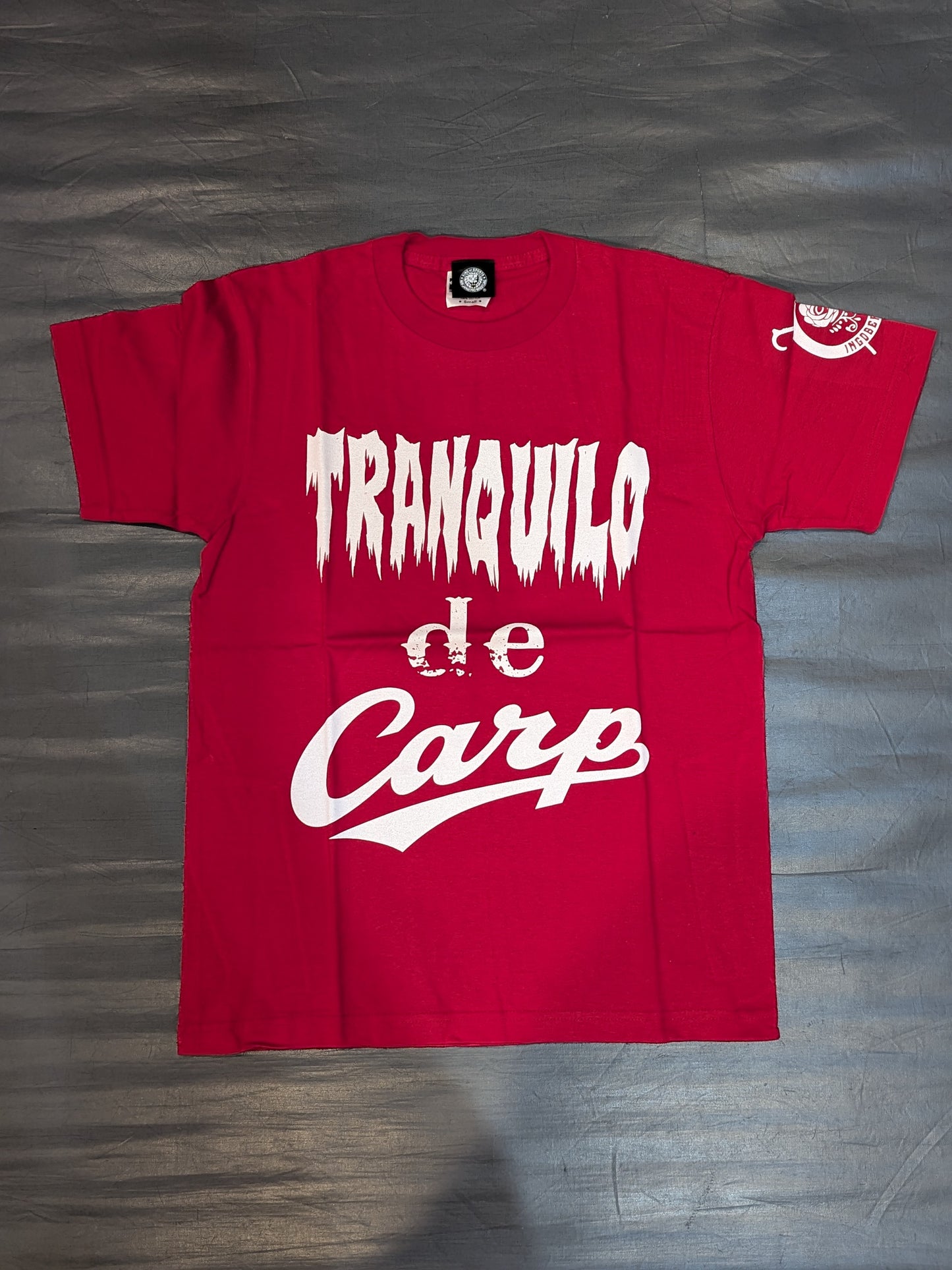 Hiroshima Toyo Carp × Tetsuya Naito "TRANQUILO de Carp" T-shirt (red)