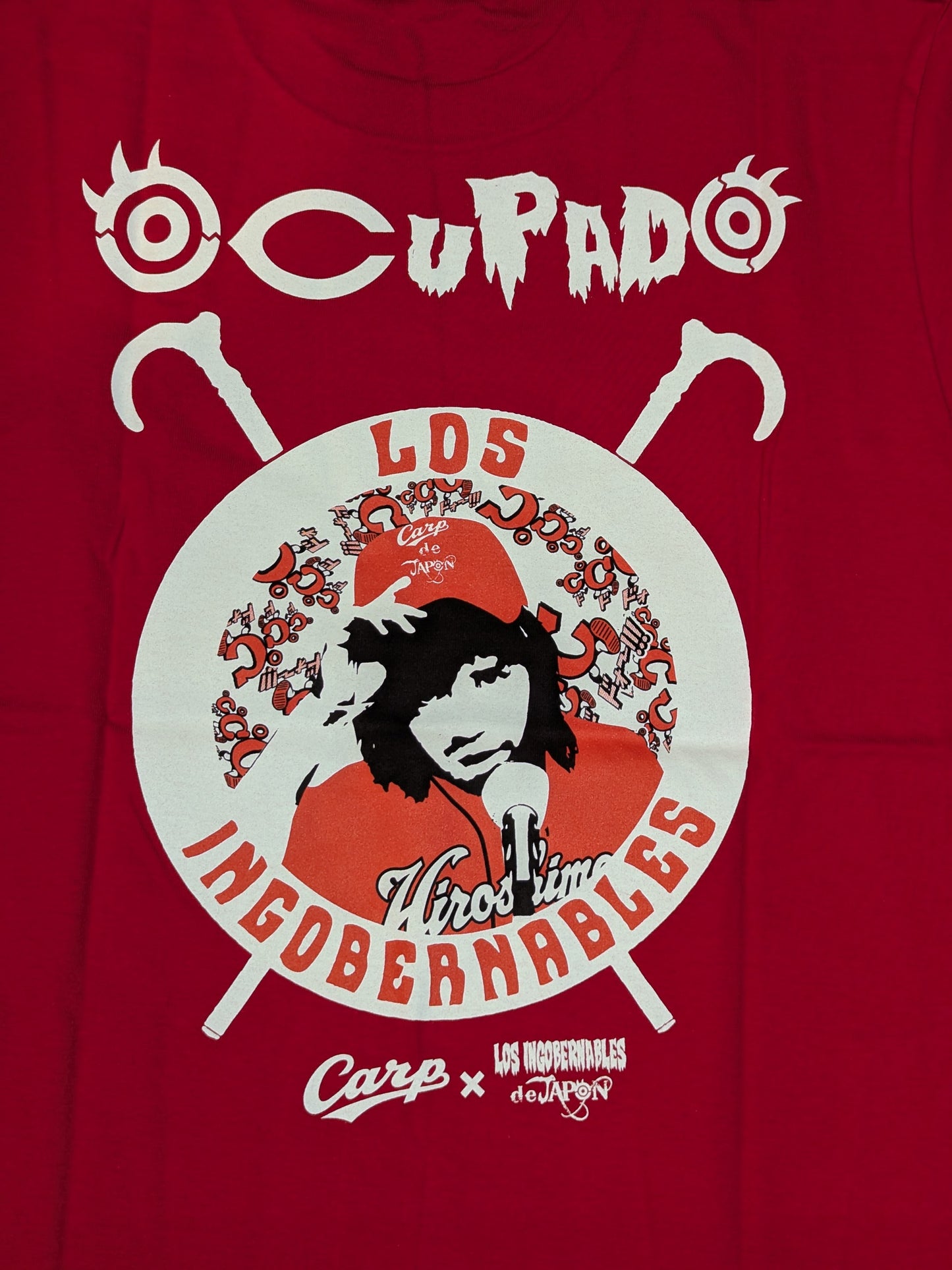 Hiroshima Toyo Carp × Tetsuya Naito "TRANQUILO de Carp" T-shirt (red)