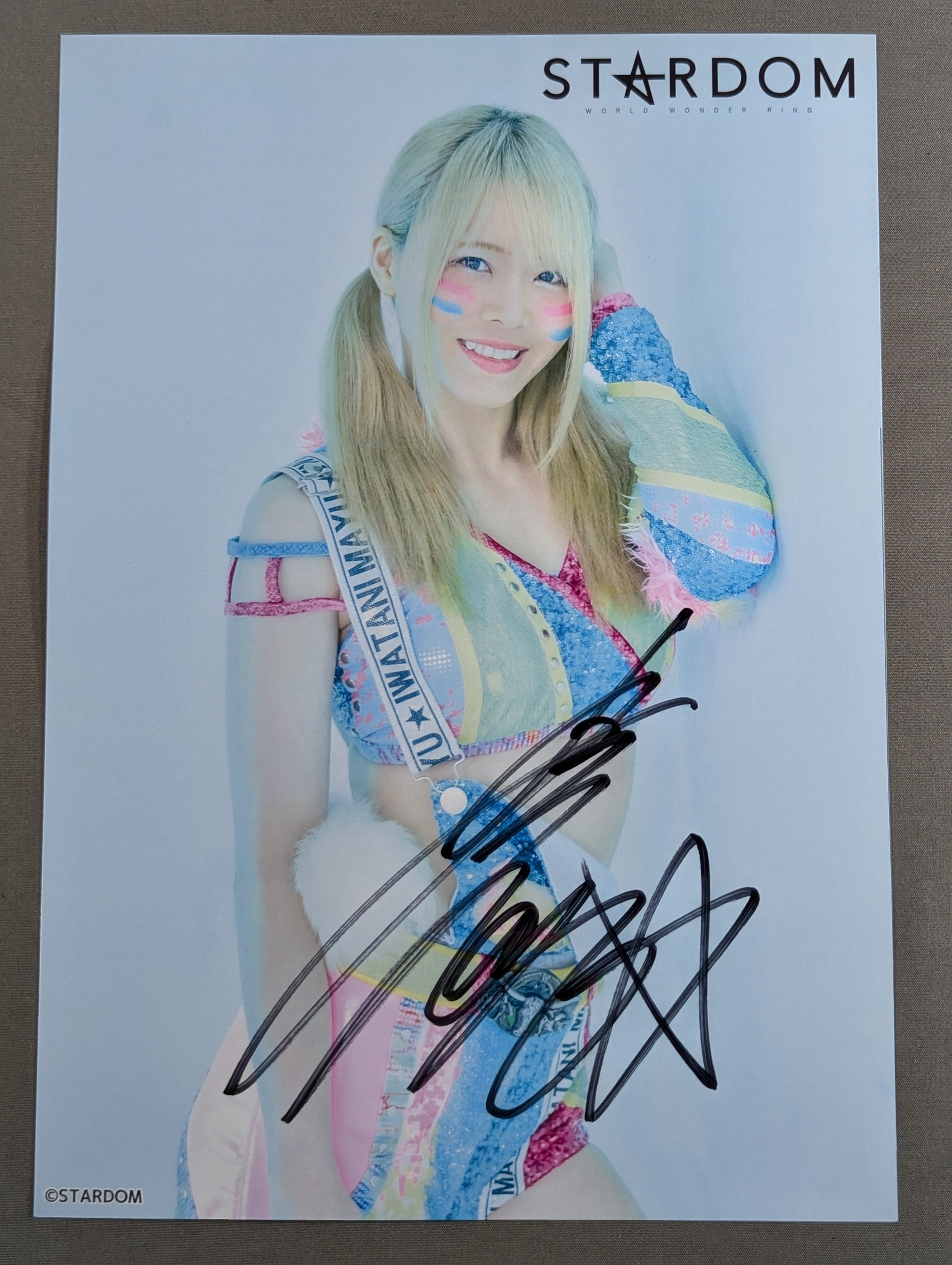 岩谷麻優 直筆サイン入り スターダムポートレート(W-6) – 闘道館
