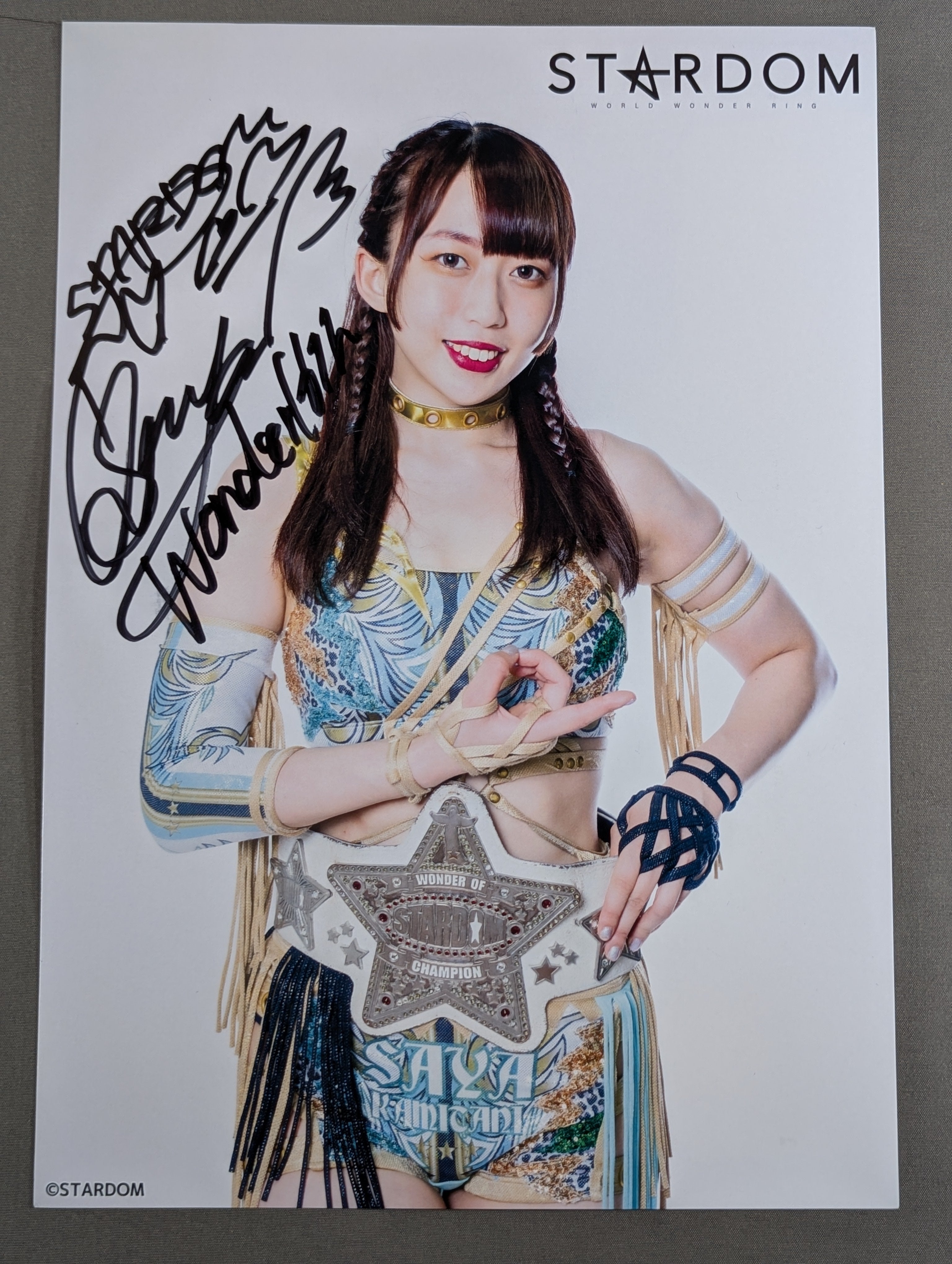 上谷沙弥 直筆サイン入り スターダムポートレート(C-4) – 闘道館