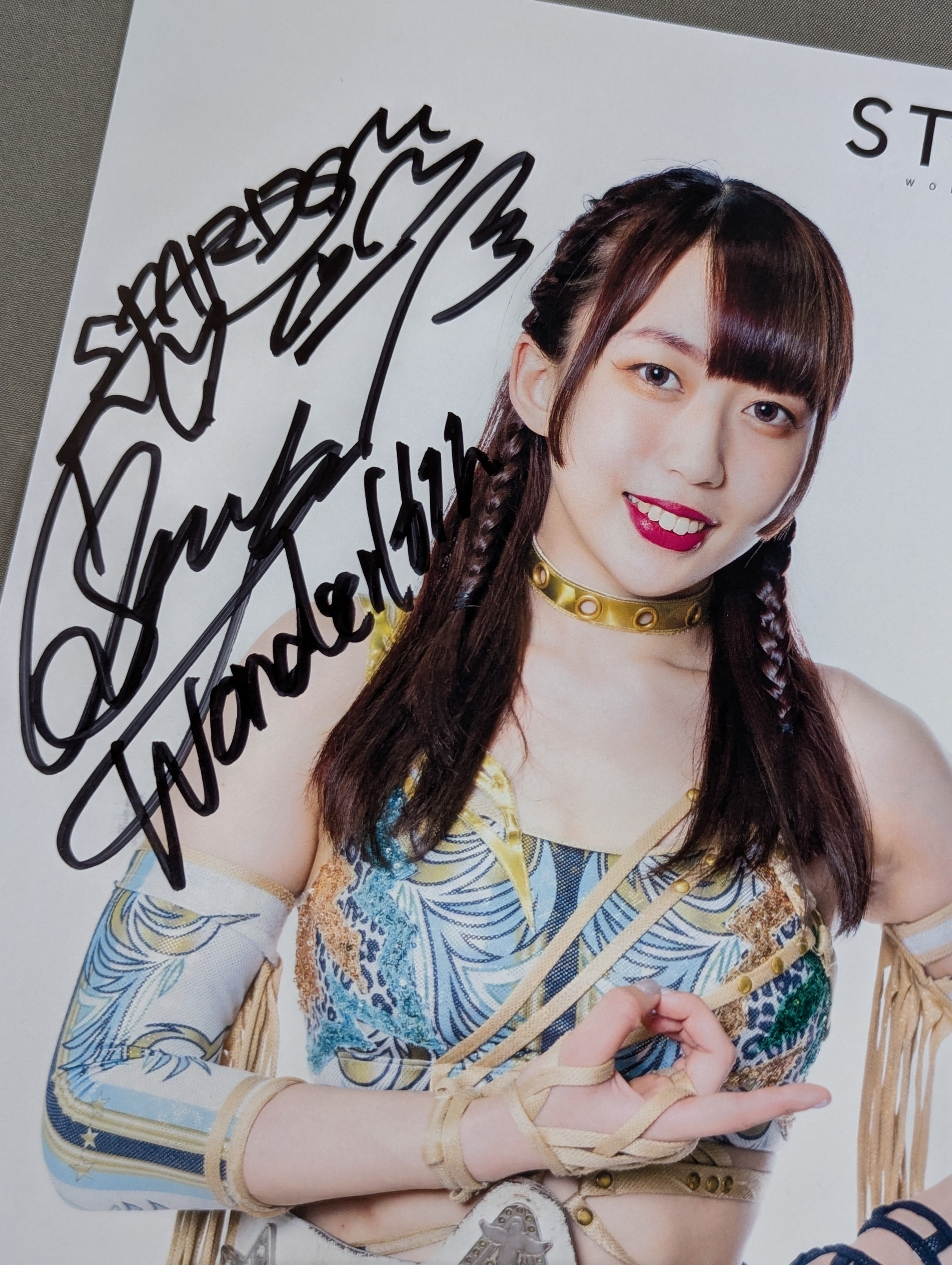 上谷沙弥 直筆サイン入り スターダムポートレート(C-4) – 闘道館