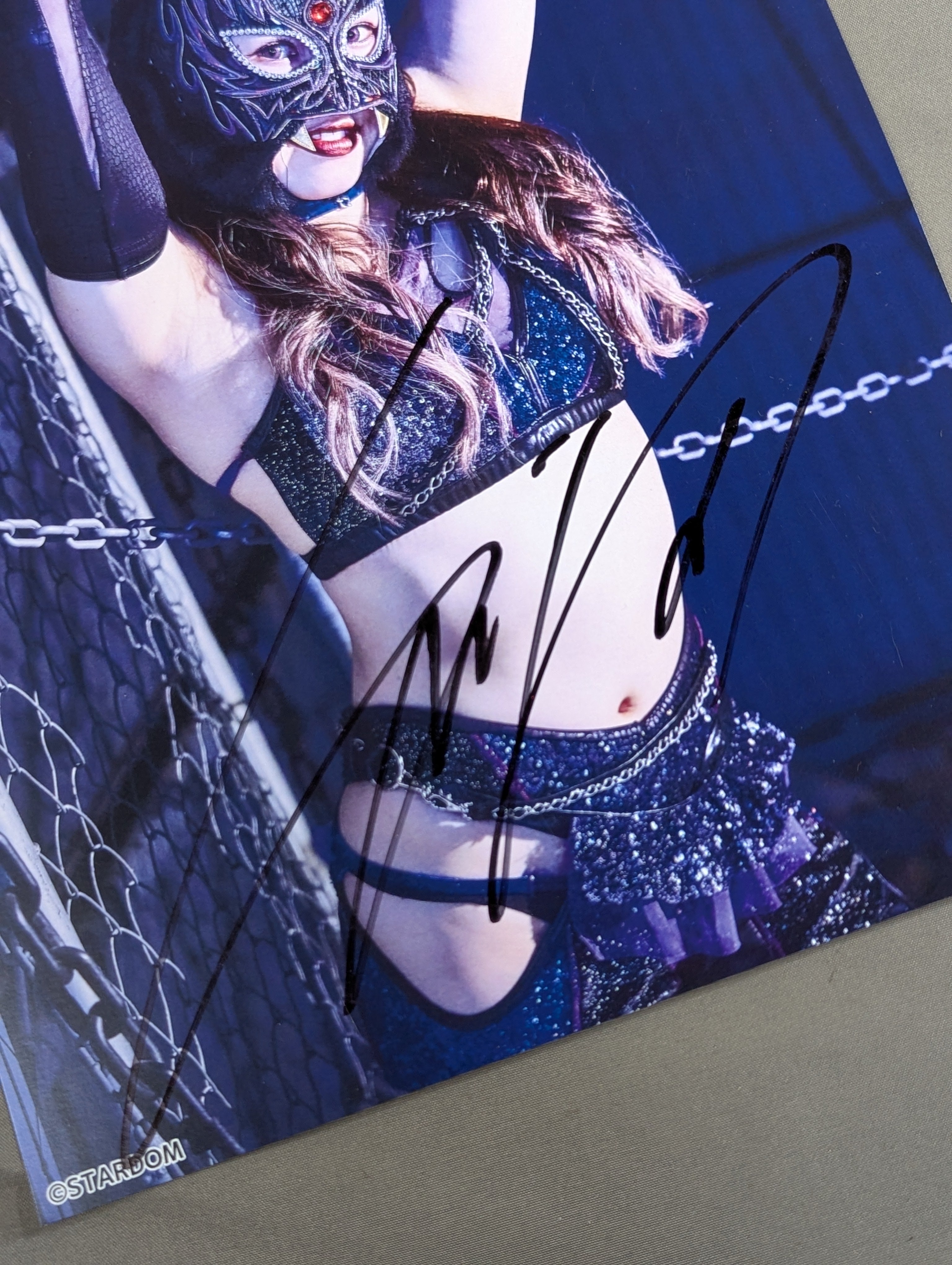スターダム　小坂井祐莉絵　サイン入り 手形付き 写真 AZM 直筆サイン入り スターダムポートレート(S-8) – 闘道館