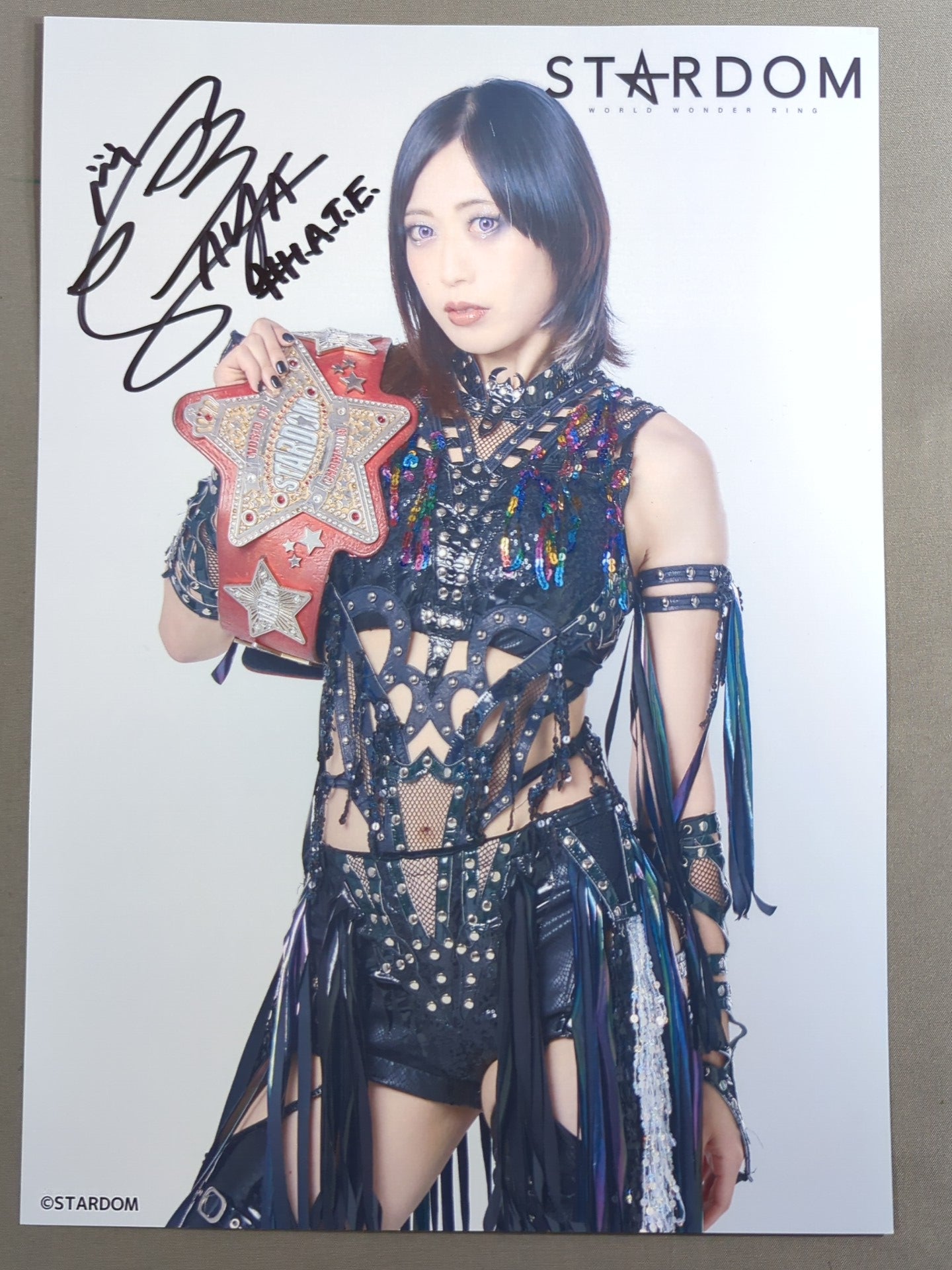 上谷沙弥 直筆サイン入り スターダムポートレート(C-6) – 闘道館