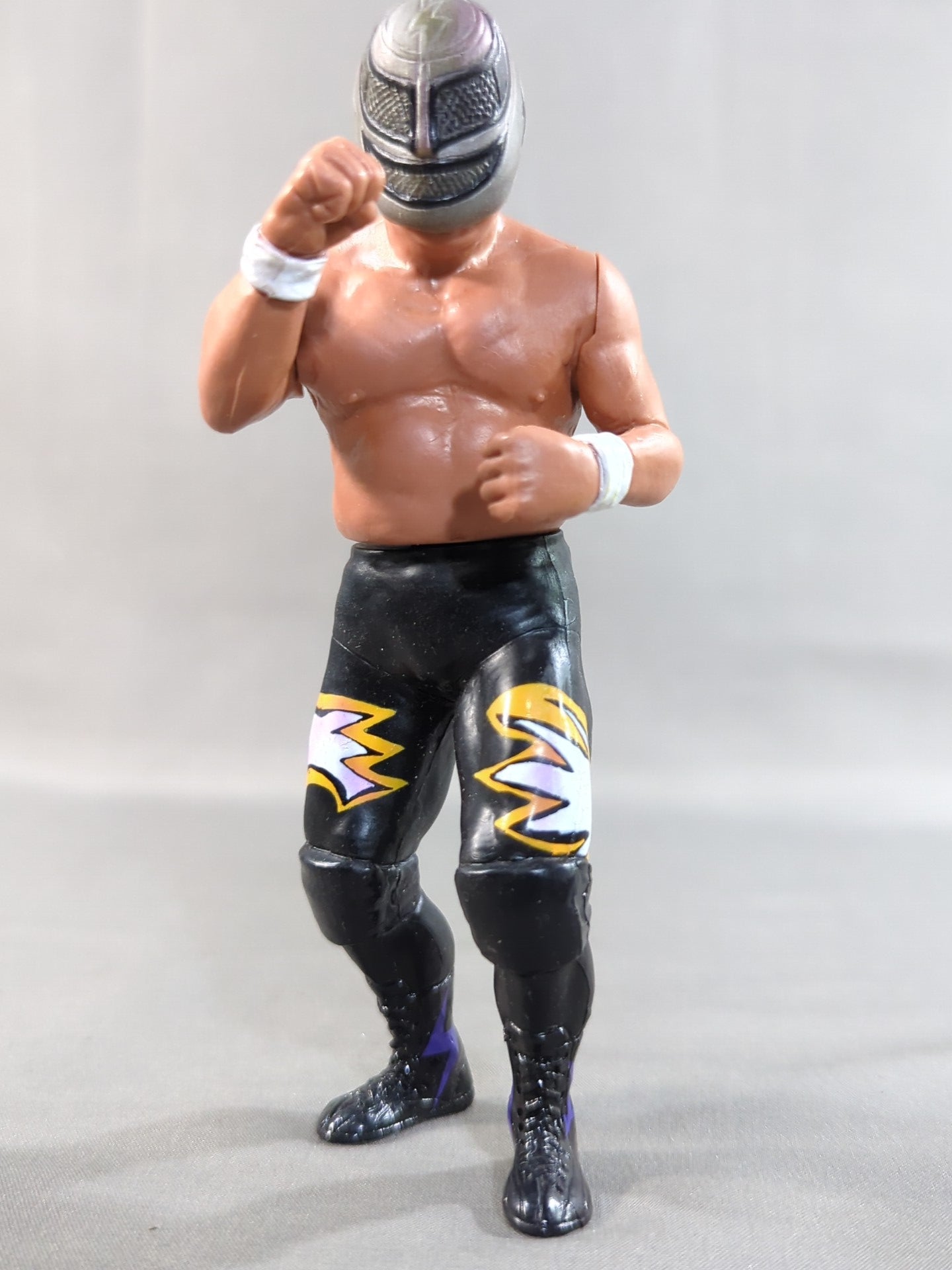 Junji Hirata (with mask)