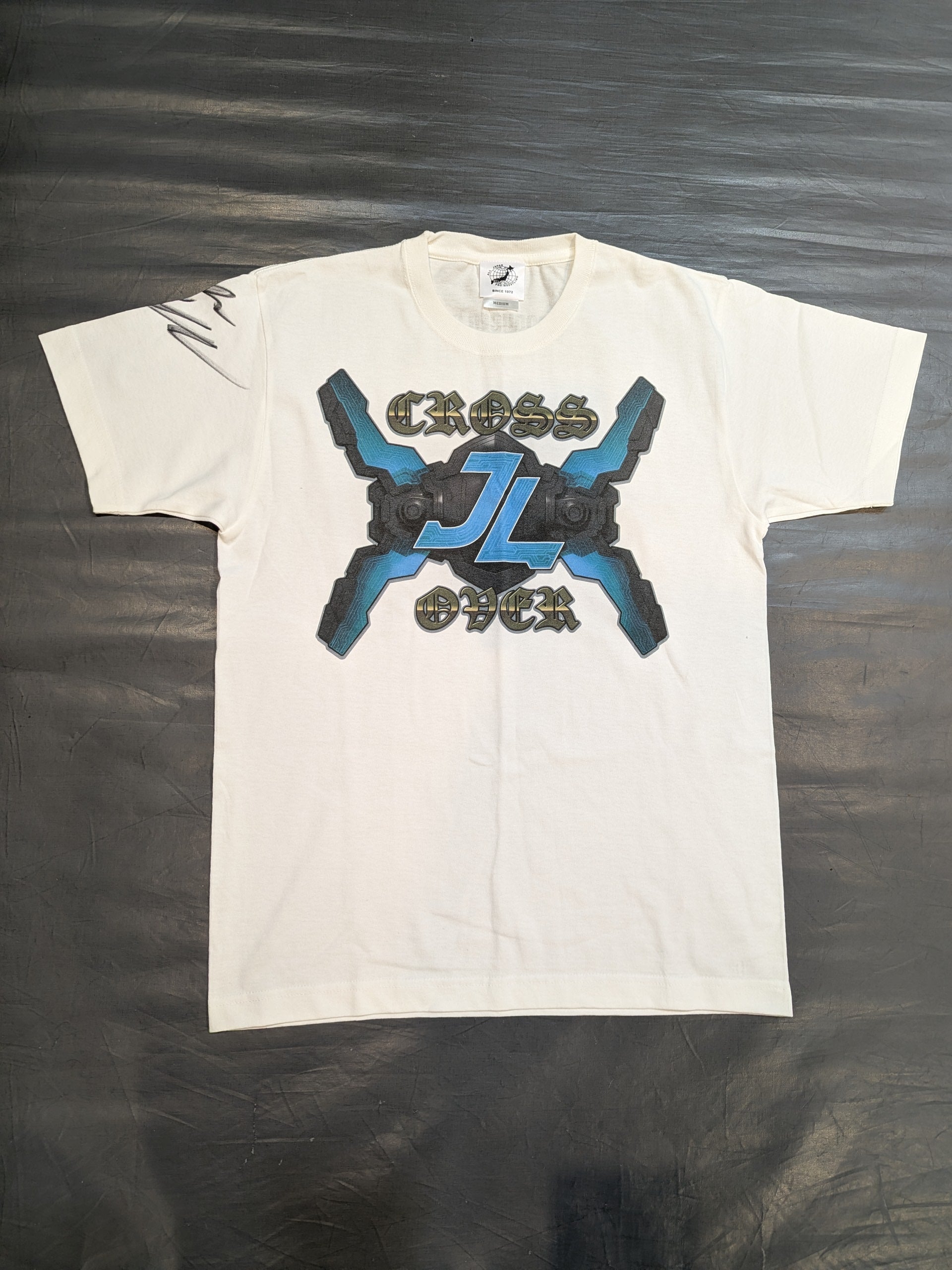【1点物】【非売品】Hilcrhyme直筆サイン付き　音楽と髭達　限定Tシャツ 直筆サイン入り】ジェイク・リー「CROSS OVER」Tシャツ – 闘道館