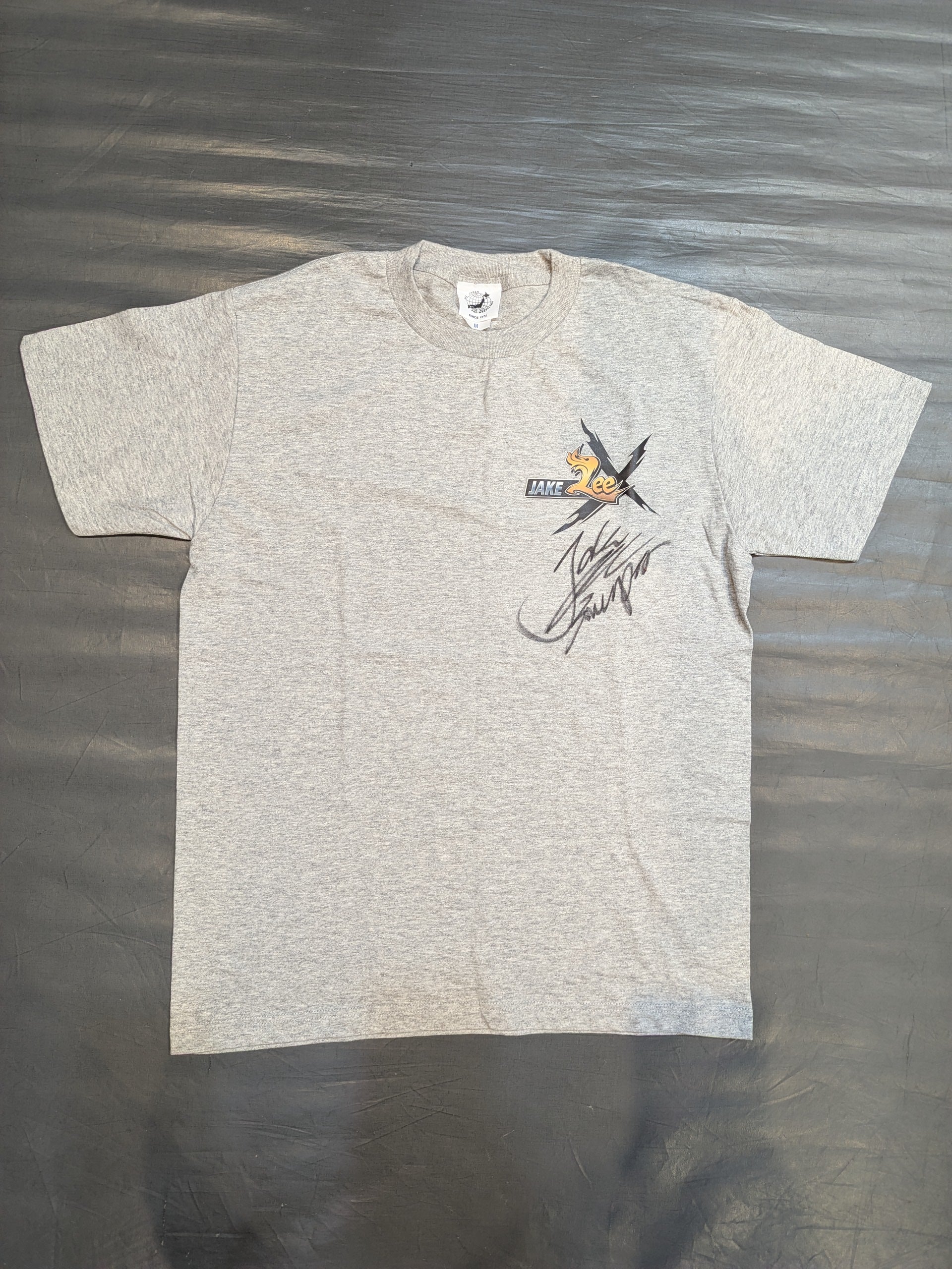 直筆サイン入り】ジェイク・リー Tシャツ – 闘道館
