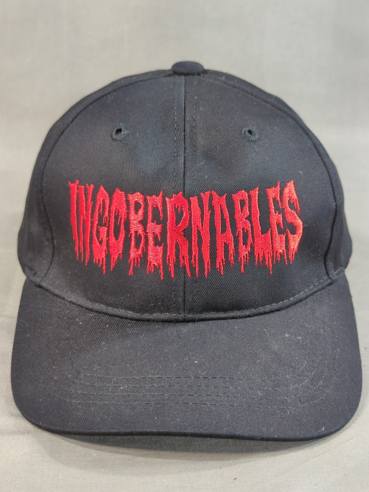 L・I・J「INGOBERNABLES」ベースボールキャップ(ブラック×レッド)