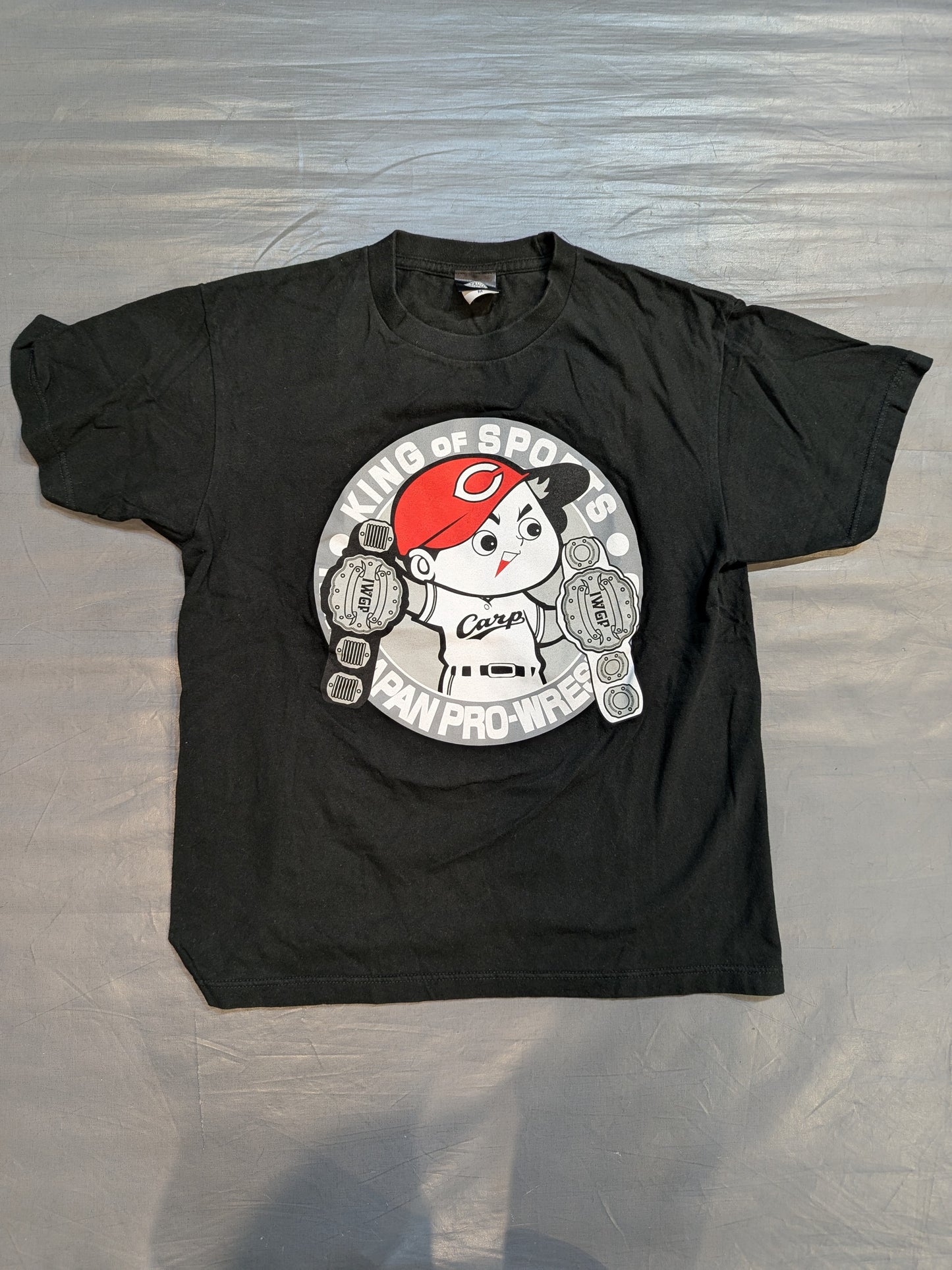 Hiroshima Toyo Carp × Tetsuya Naito "2C7072265" Collaboration T-Shirt (Black)