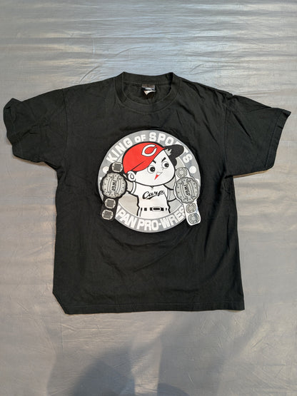 Hiroshima Toyo Carp × Tetsuya Naito "2C7072265" Collaboration T-Shirt (Black)