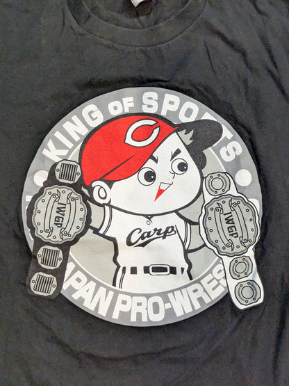 Hiroshima Toyo Carp × Tetsuya Naito "2C7072265" Collaboration T-Shirt (Black)