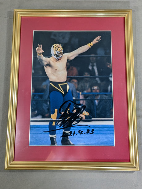 初代タイガーマスク 直筆サイン入り 額装大判写真