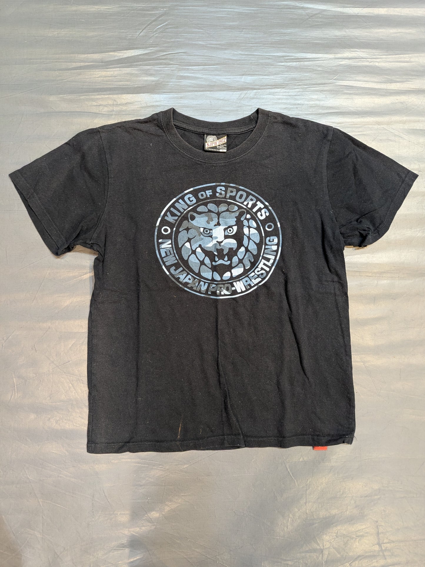 New Japan Pro Wrestling × Shimamura Lion Mark T-shirt (black× blue camouflage)