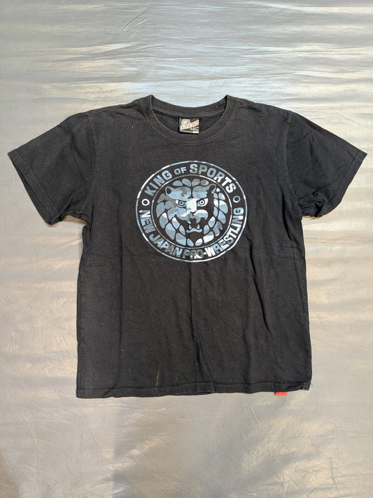 新日本プロレス×しまむら ライオンマーク Tシャツ(ブラック×青迷彩)