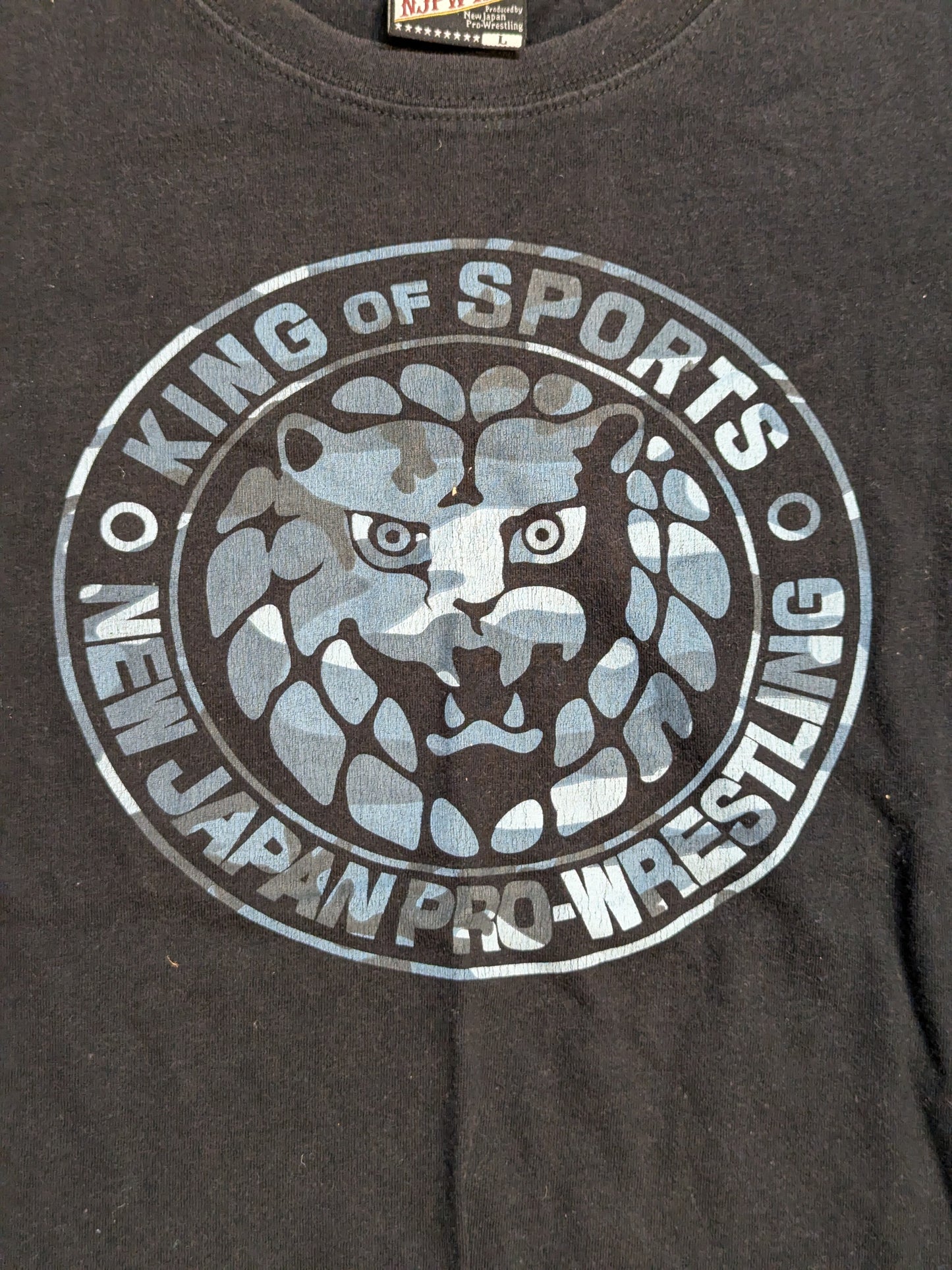 New Japan Pro Wrestling × Shimamura Lion Mark T-shirt (black× blue camouflage)