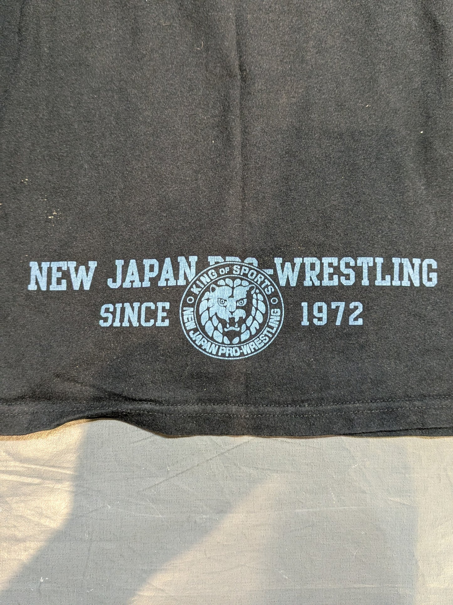 New Japan Pro Wrestling × Shimamura Lion Mark T-shirt (black× blue camouflage)
