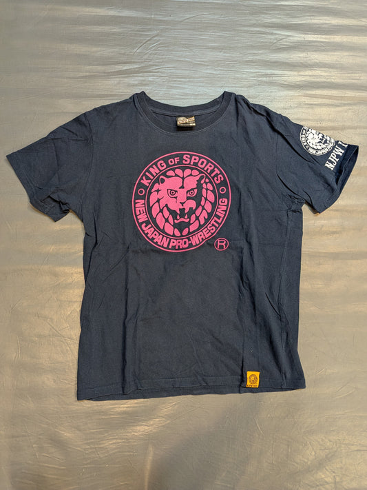 新日本プロレス×しまむら ライオンマーク Tシャツ(ネイビー×ピンク)