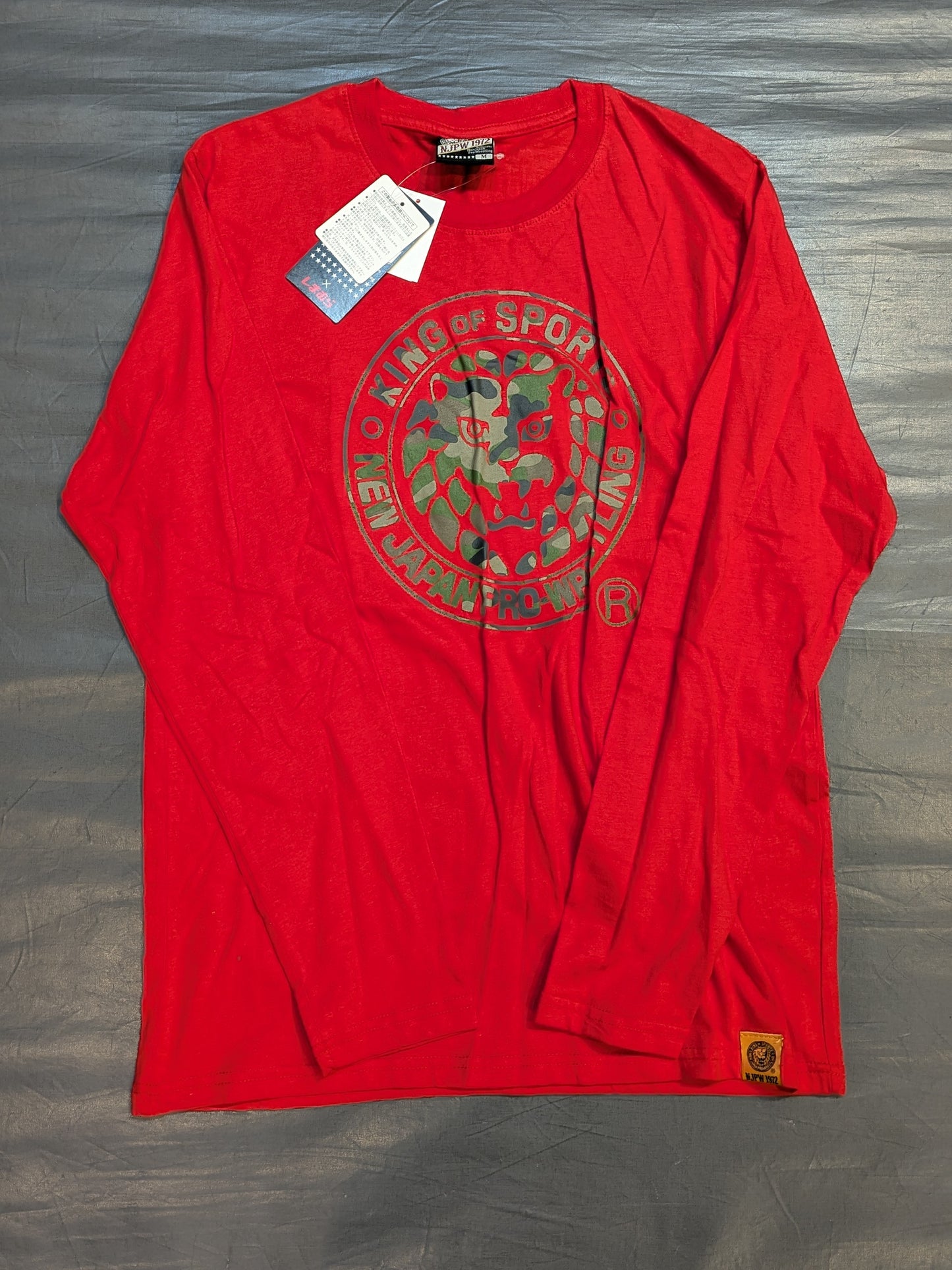 New Japan Pro Wrestling × Shimamura Lion Mark Long sleeve T-shirt (red × camouflage)