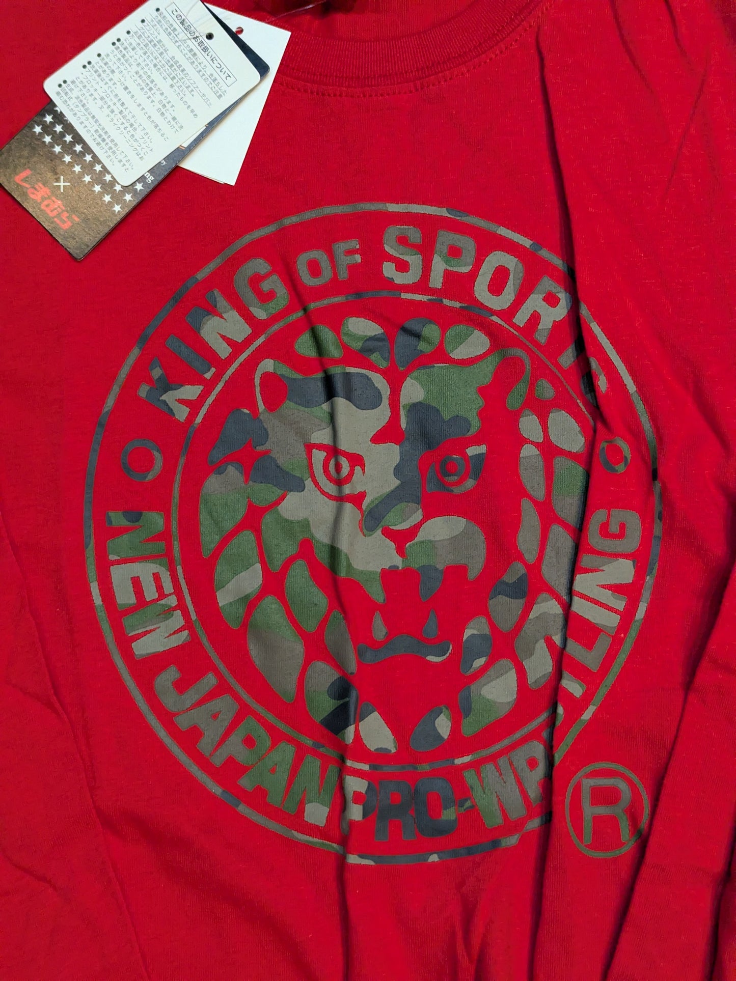 New Japan Pro Wrestling × Shimamura Lion Mark Long sleeve T-shirt (red × camouflage)