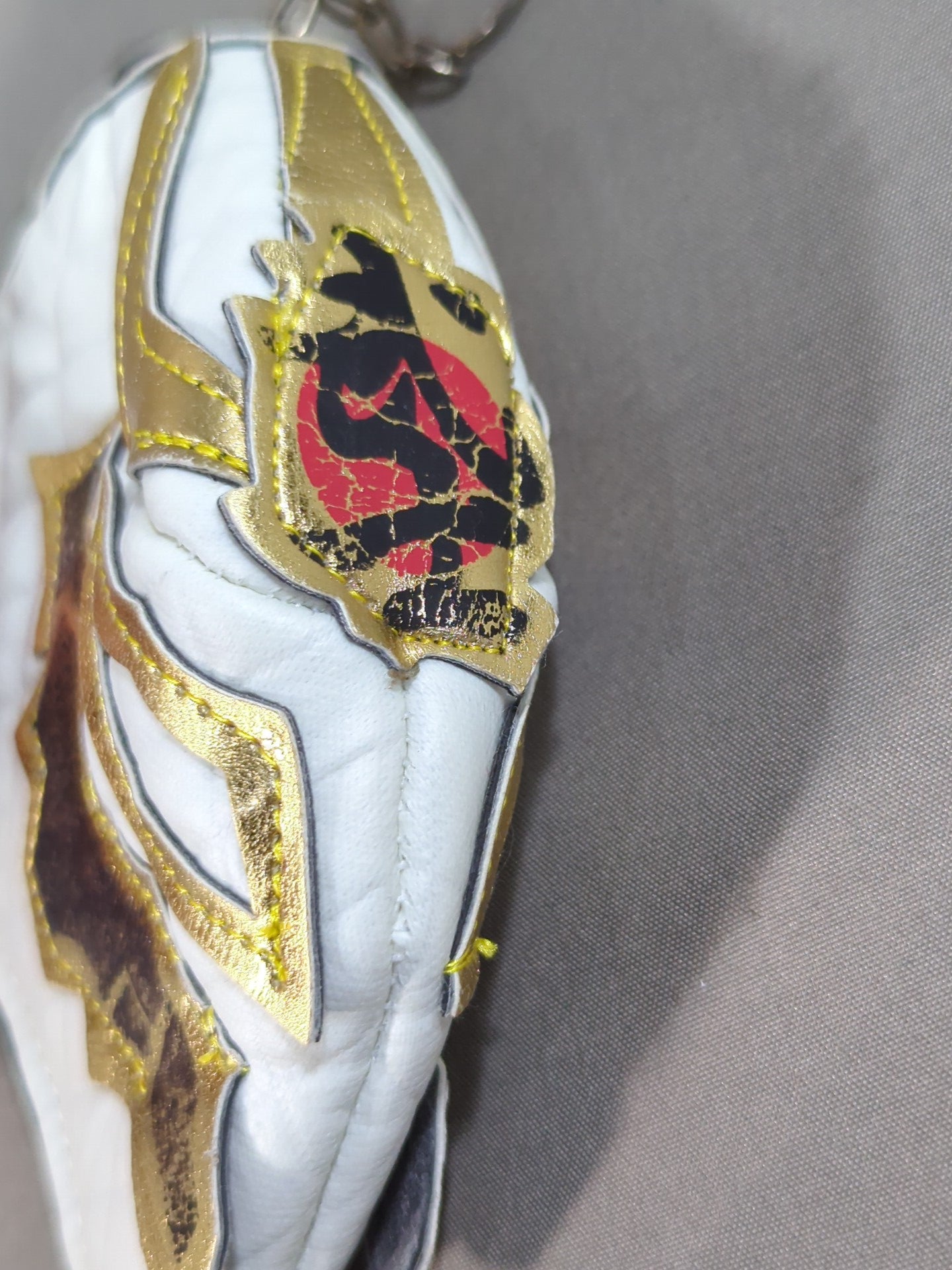 BUSHI  Mask Coin Case & Keychain (White, × Gold)