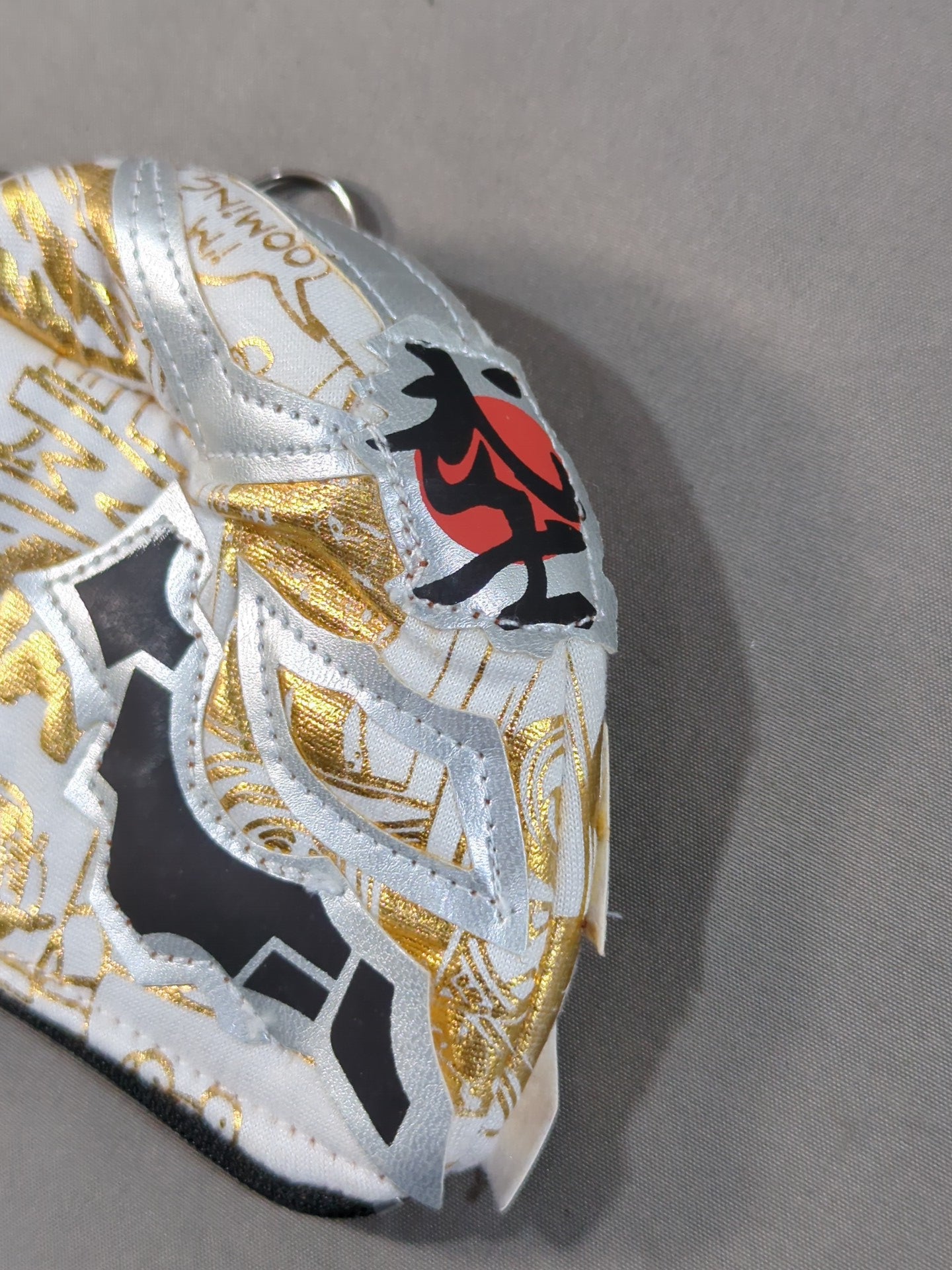 BUSHI マスクコインケース・キーホルダー(白×金・総柄) – 闘道館