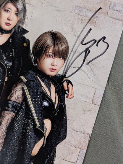 Saori Anou  hand signed autograph  Zhengwei Military Pro-Photo (1)
