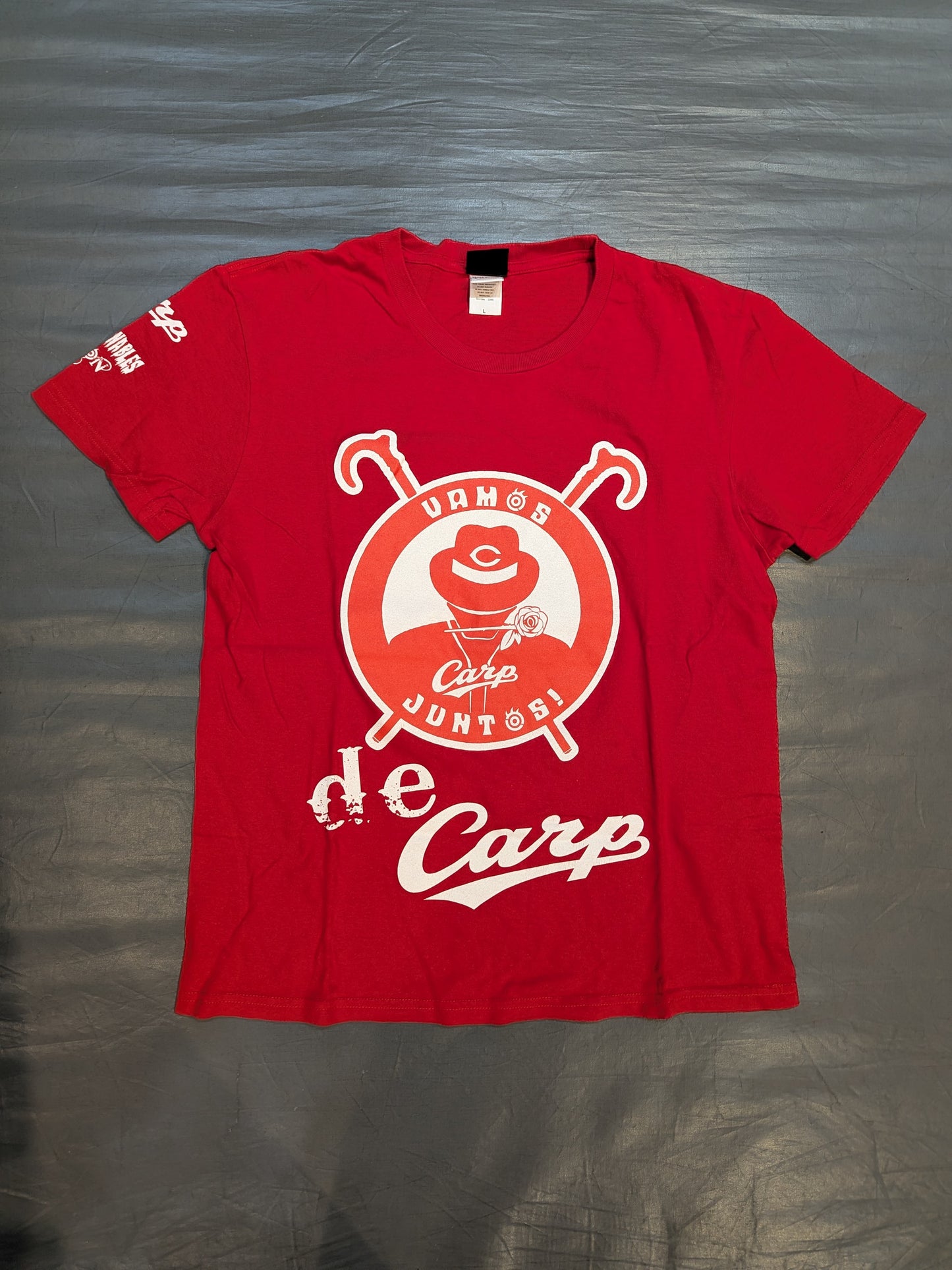 Hiroshima Toyo Carp ×Tetsuya Naito "VAMOS JUNTOS!" T-shirt (red)