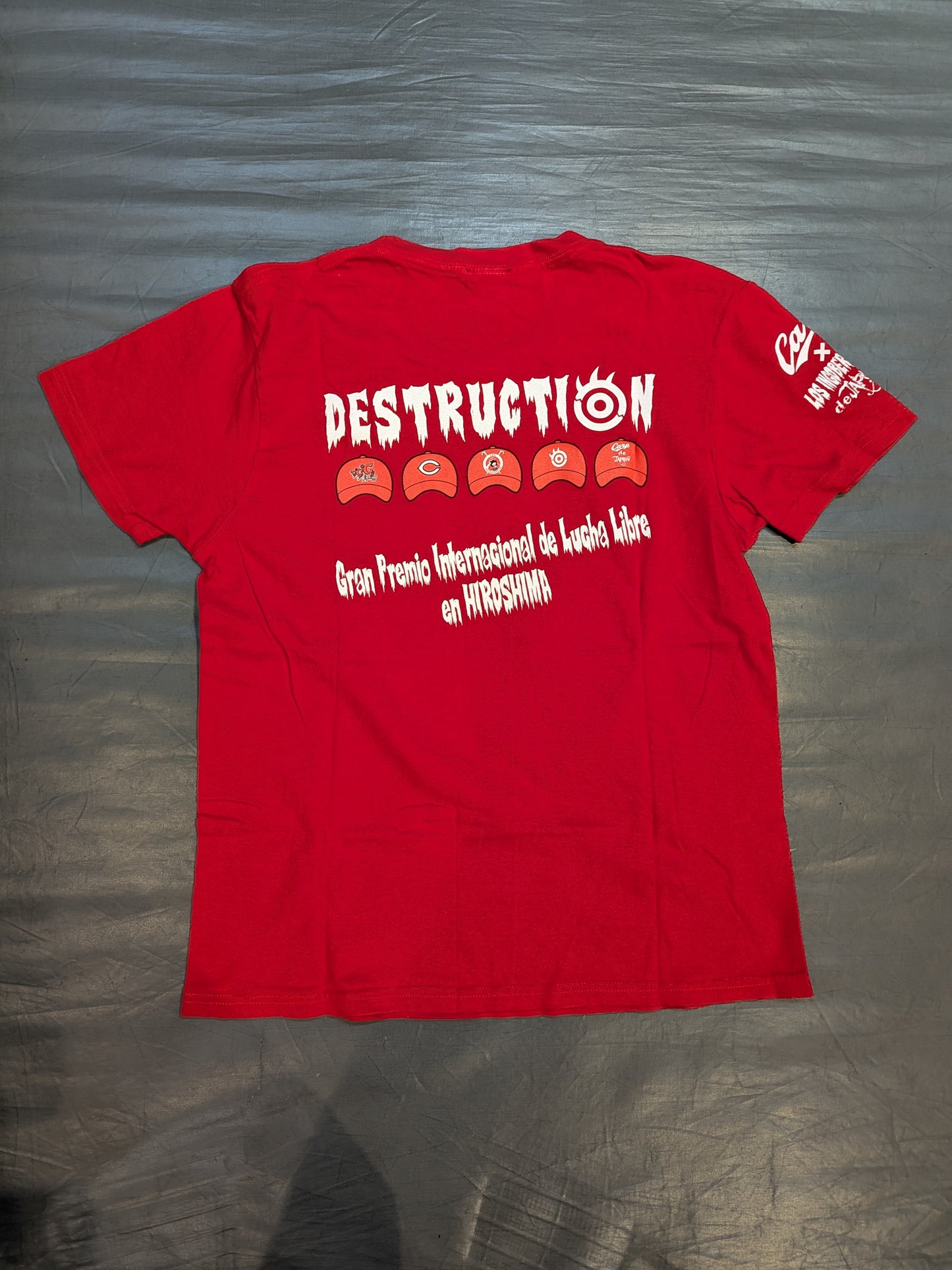 Hiroshima Toyo Carp ×Tetsuya Naito "VAMOS JUNTOS!" T-shirt (red)