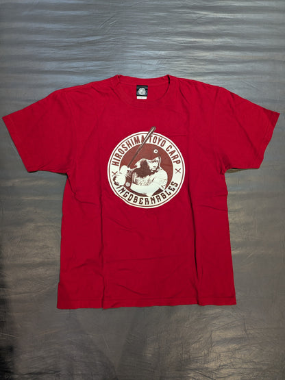 Hiroshima Toyo Carp × Tetsuya Naito "BATTER NAITO" Collaboration T-Shirt (Red)