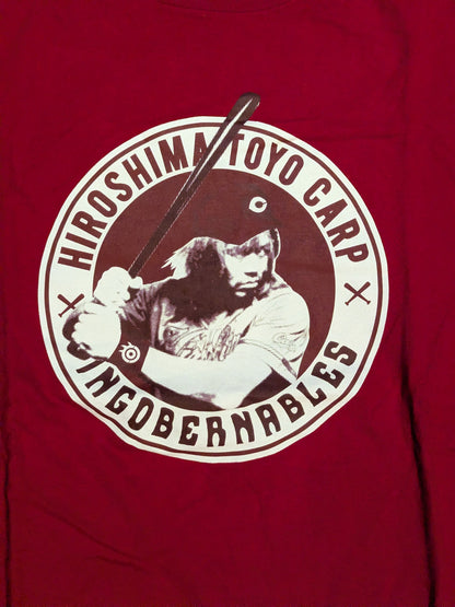 Hiroshima Toyo Carp × Tetsuya Naito "BATTER NAITO" Collaboration T-Shirt (Red)